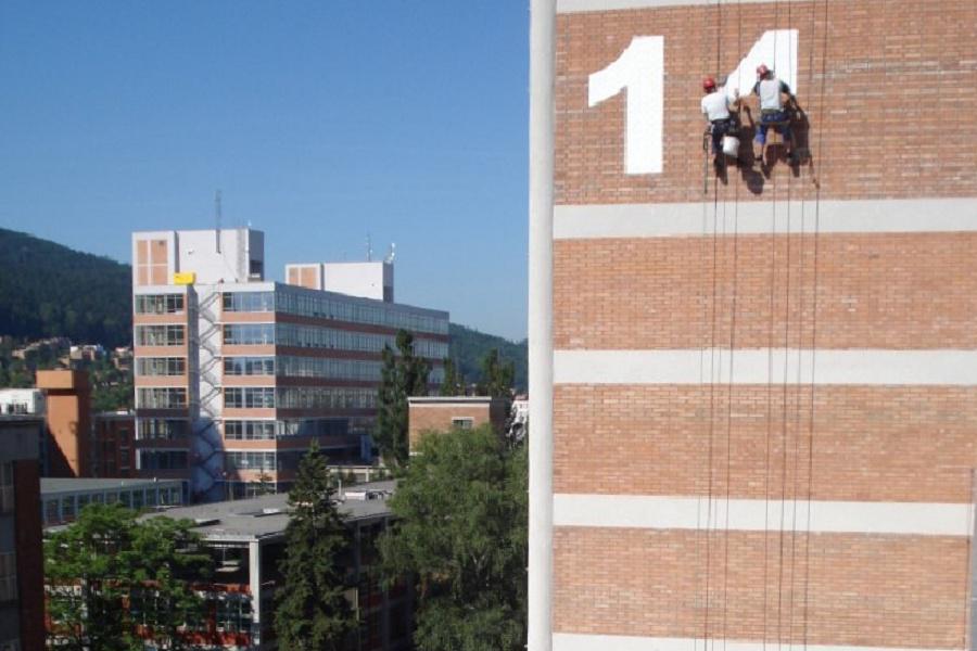 Výškové práce, instalace reklam, nástřik log