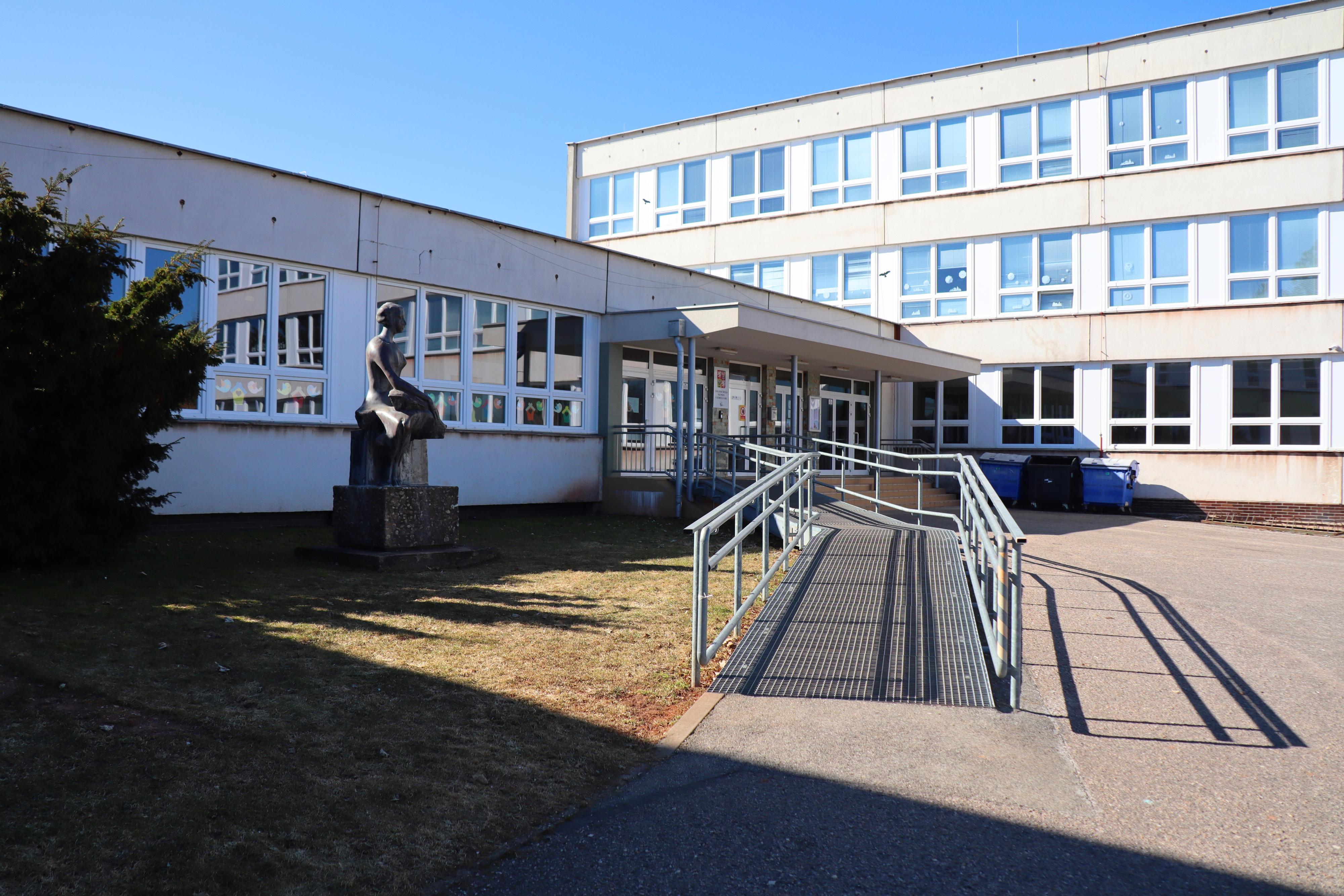 ZŠ Trutnov, V Domcích foto 2