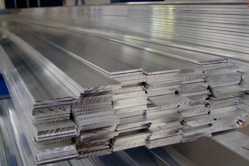 Ploché a čtvercové hliníkové tyče.