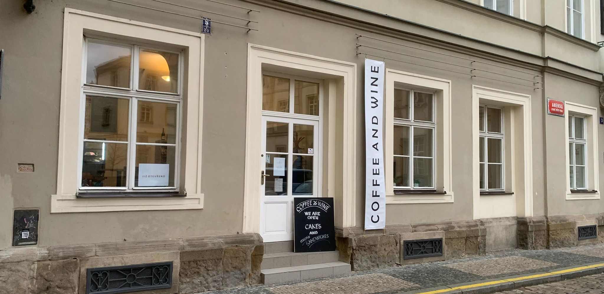 Coffee and wine U zábradlí foto 2