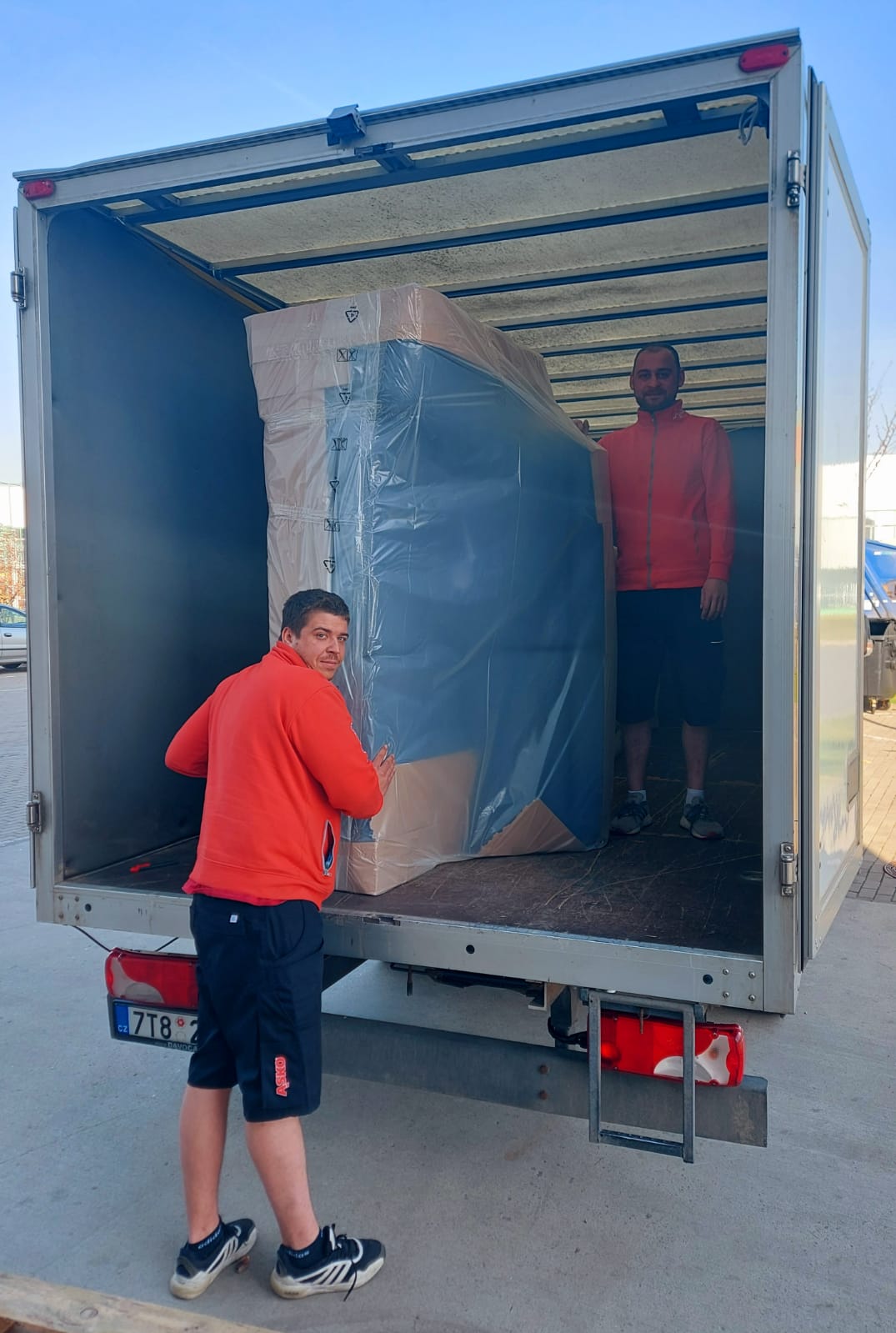 Autodoprava a montáž nábytku u pomníku foto 2