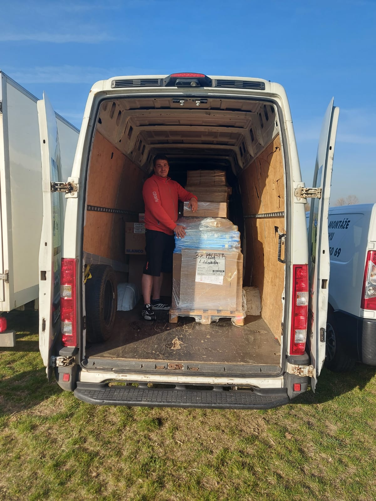 Autodoprava a montáž nábytku u pomníku foto 3