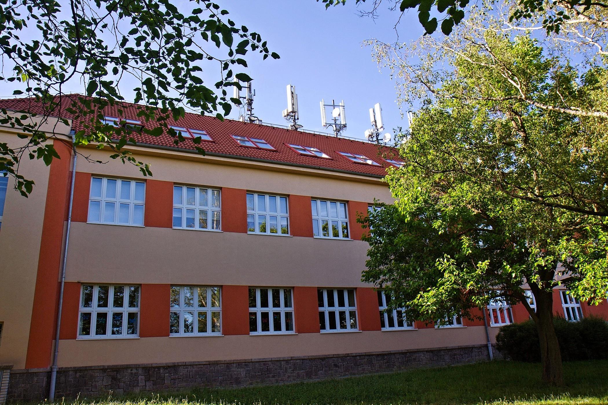 Základní škola, Starodubečská 413 foto 3