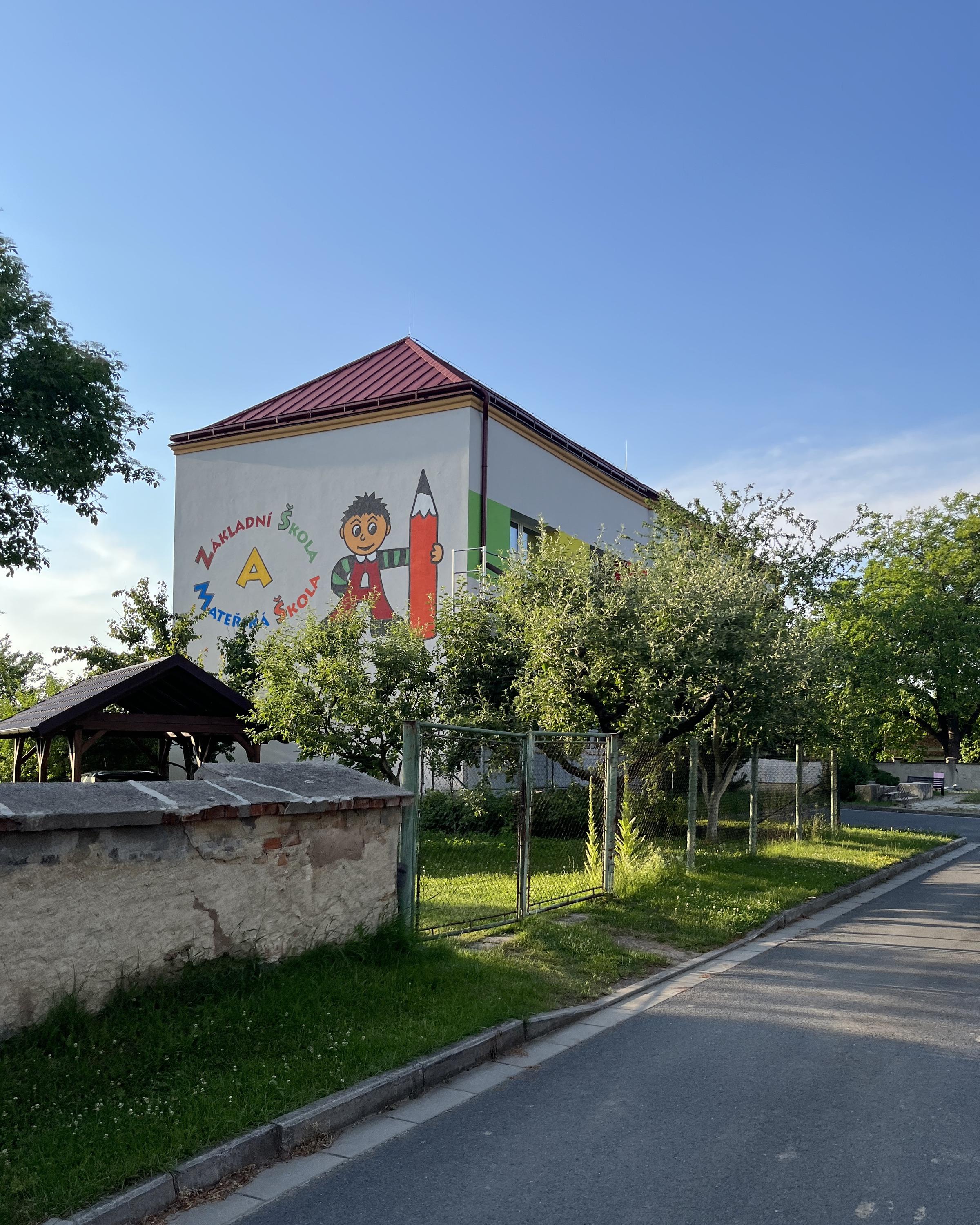 ZŠ a MŠ Lazníky foto 2