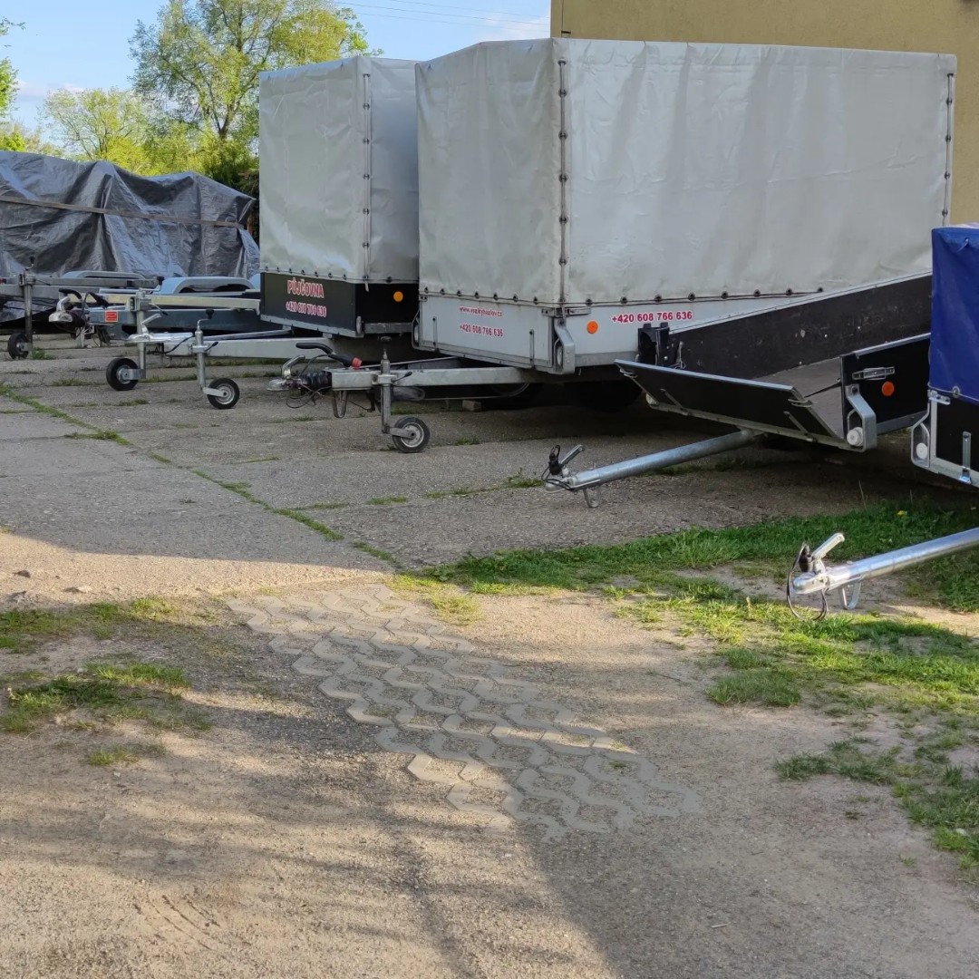 Vozíky Hazlov - půjčovna přívěsných vozíků, dodávek, bagrů foto 2
