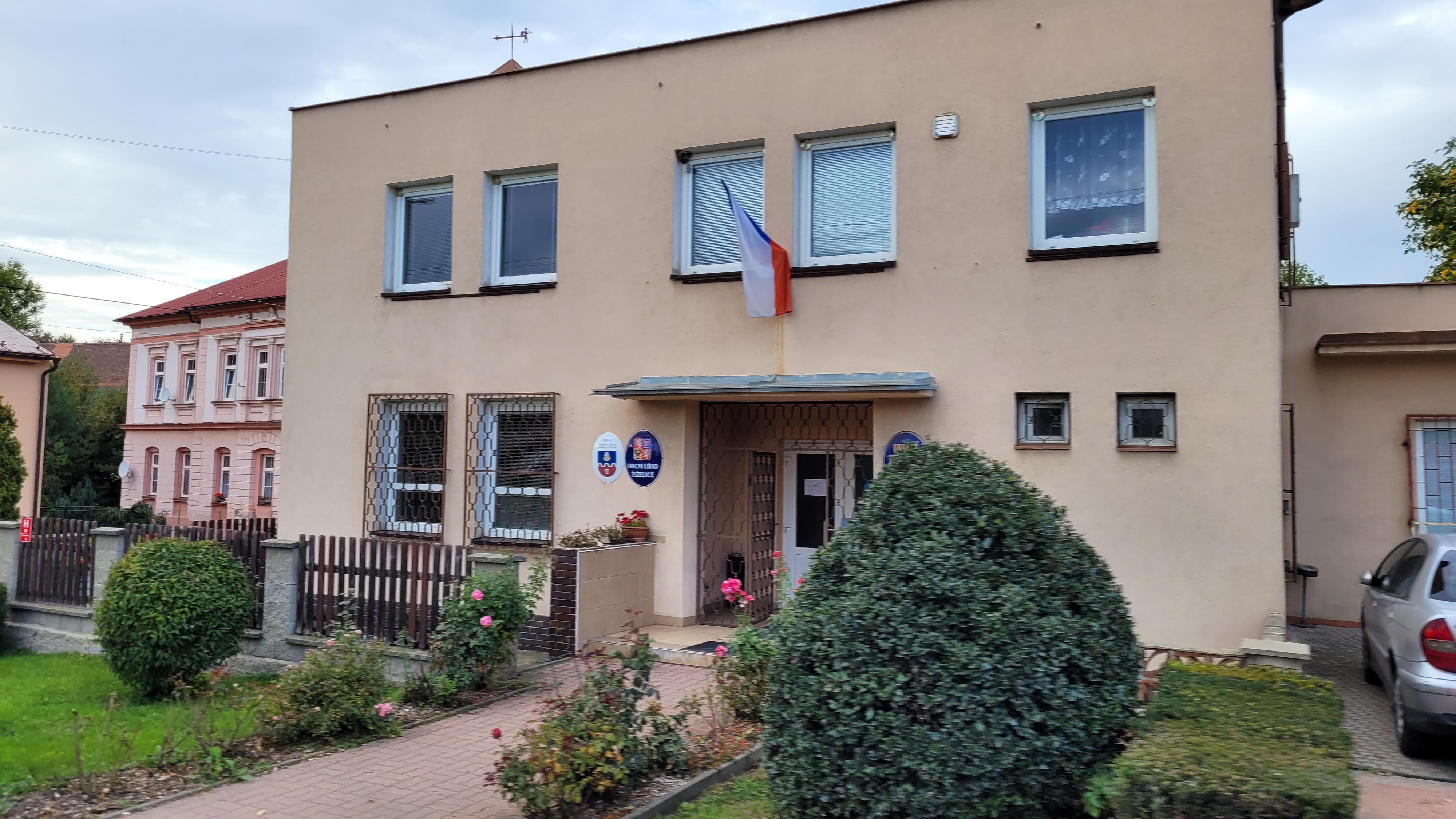 Žiželice - obecní úřad foto 3