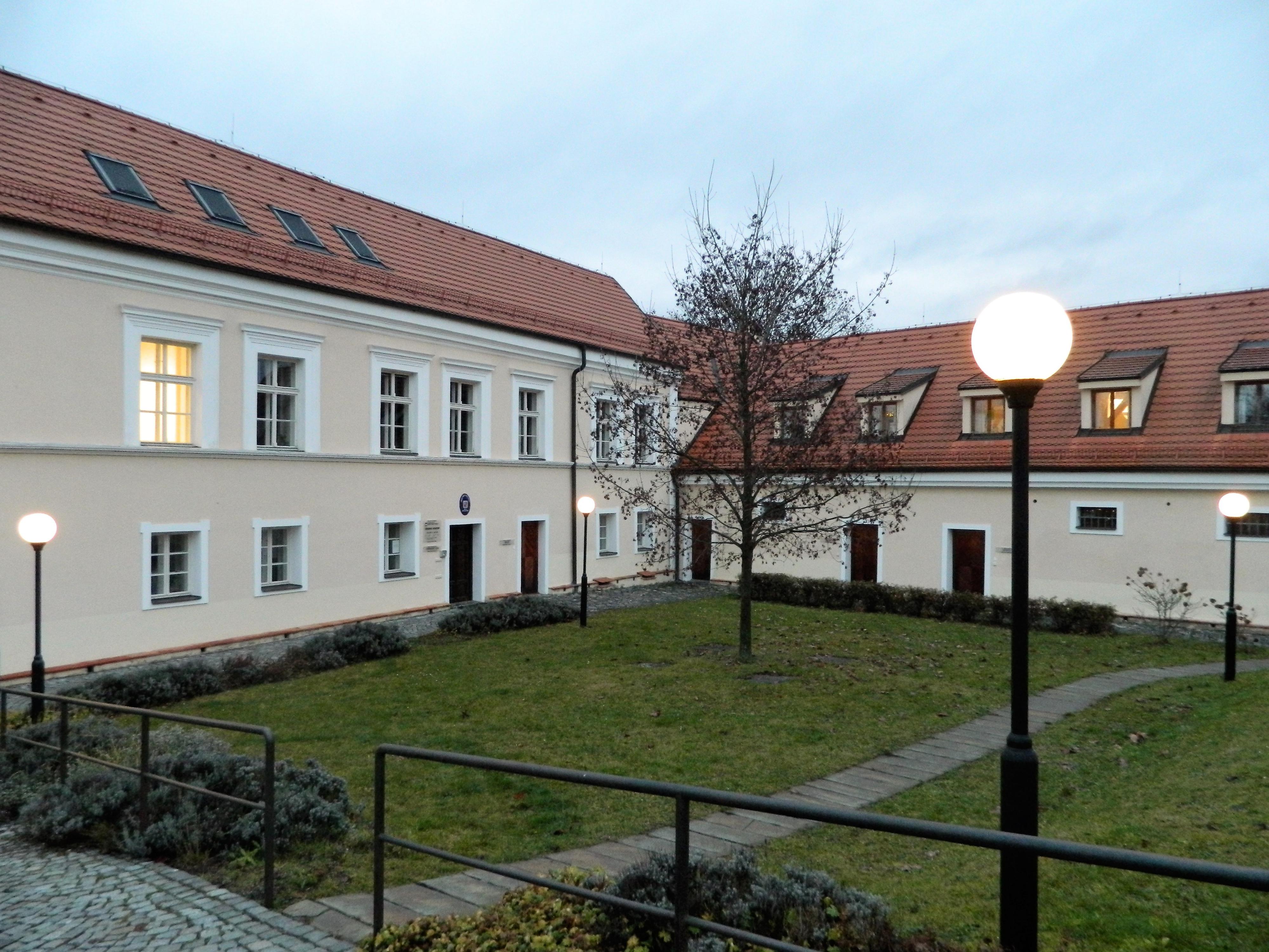 Úřad městské části Praha-Dolní Chabry foto 3