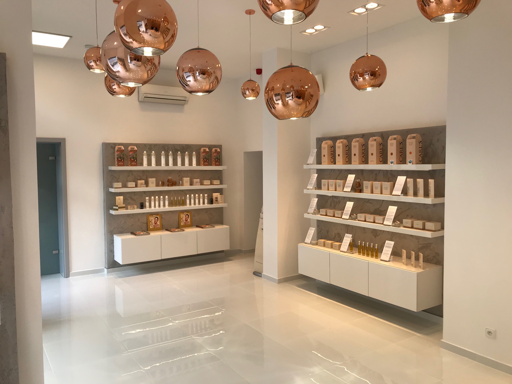 CARL`S Beauty Center Vřídelní foto 4