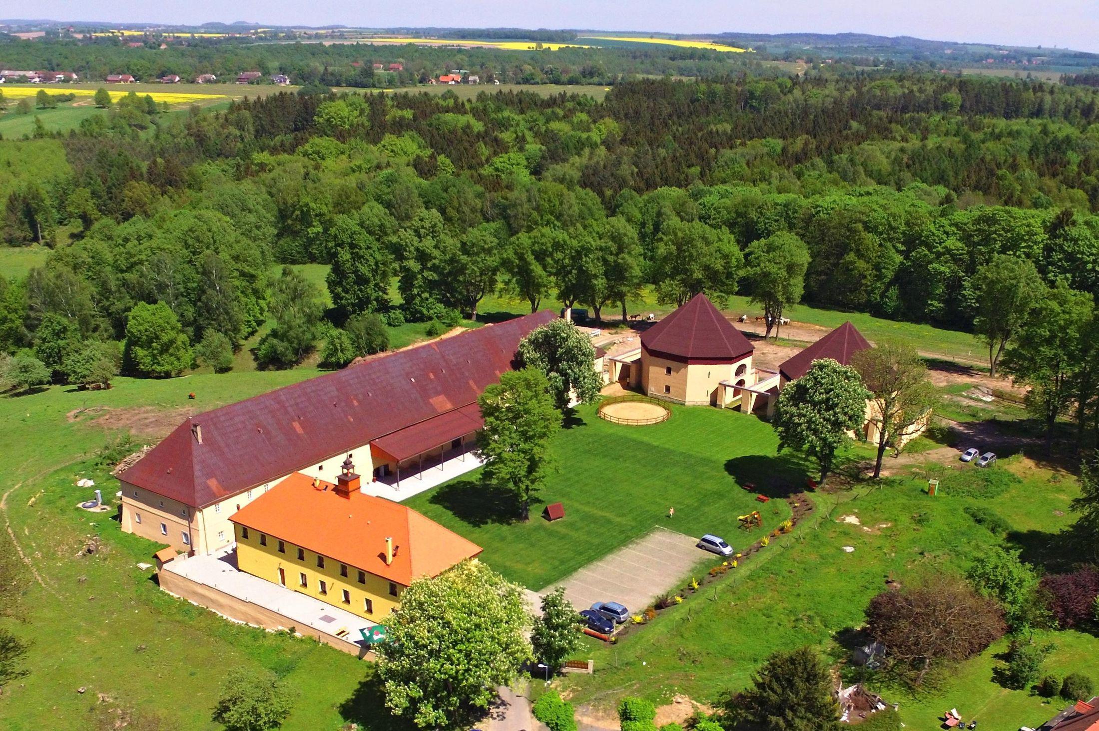 Zámecký dvůr Černousy - chov zvířat foto 1