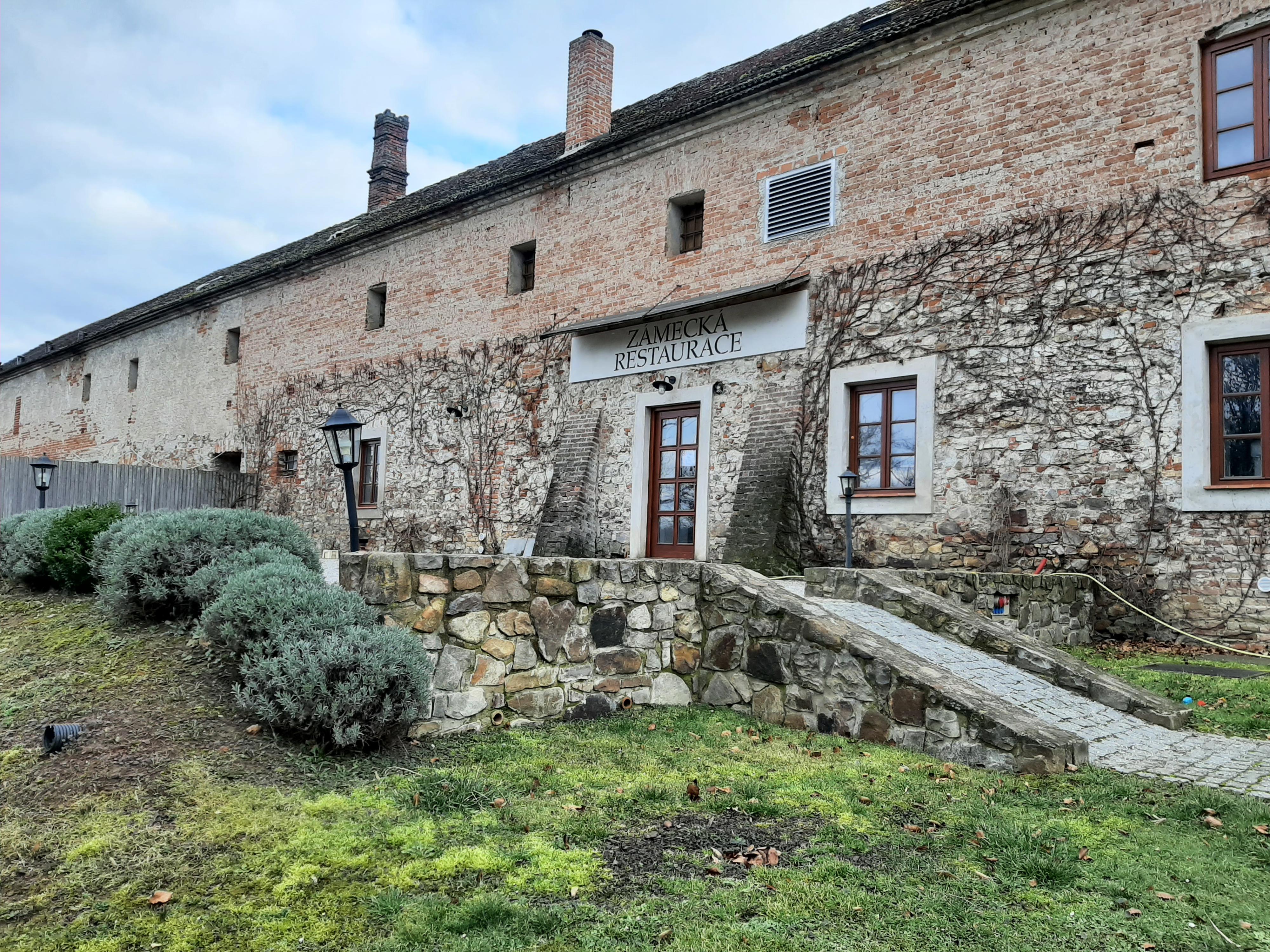 Zámecká restaurace zámek Svinaře foto 6