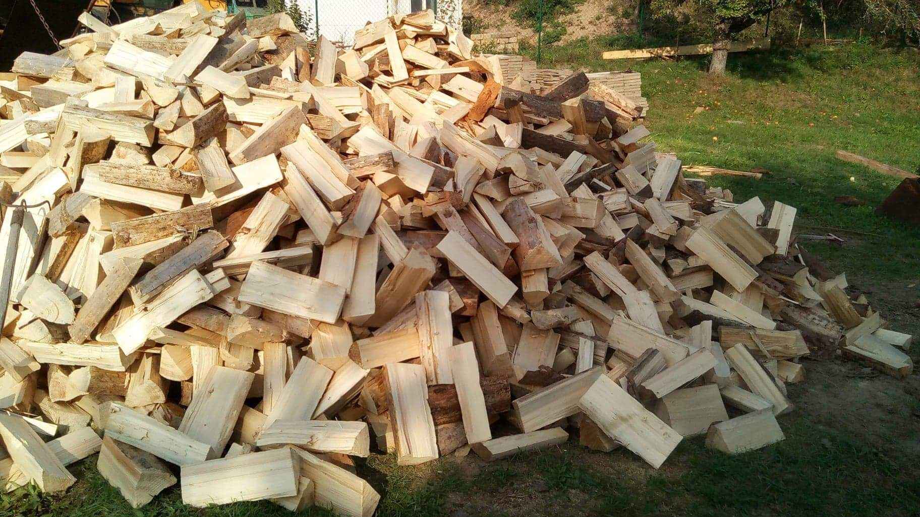 Štípané dřevo na křižovatce