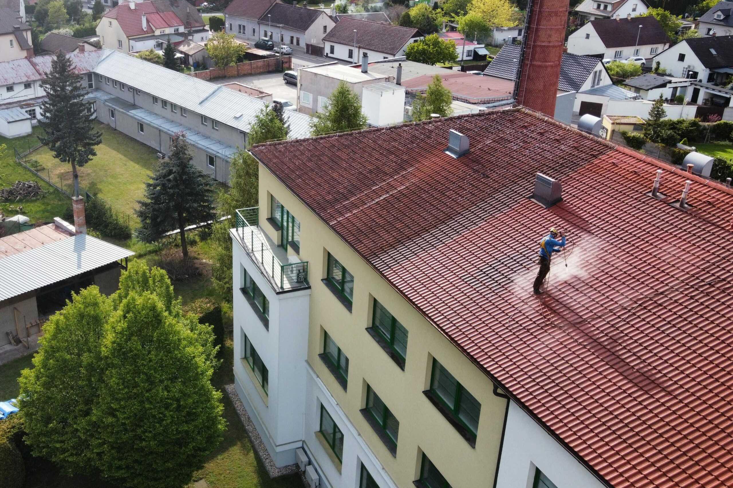 Čištění firemní střechy