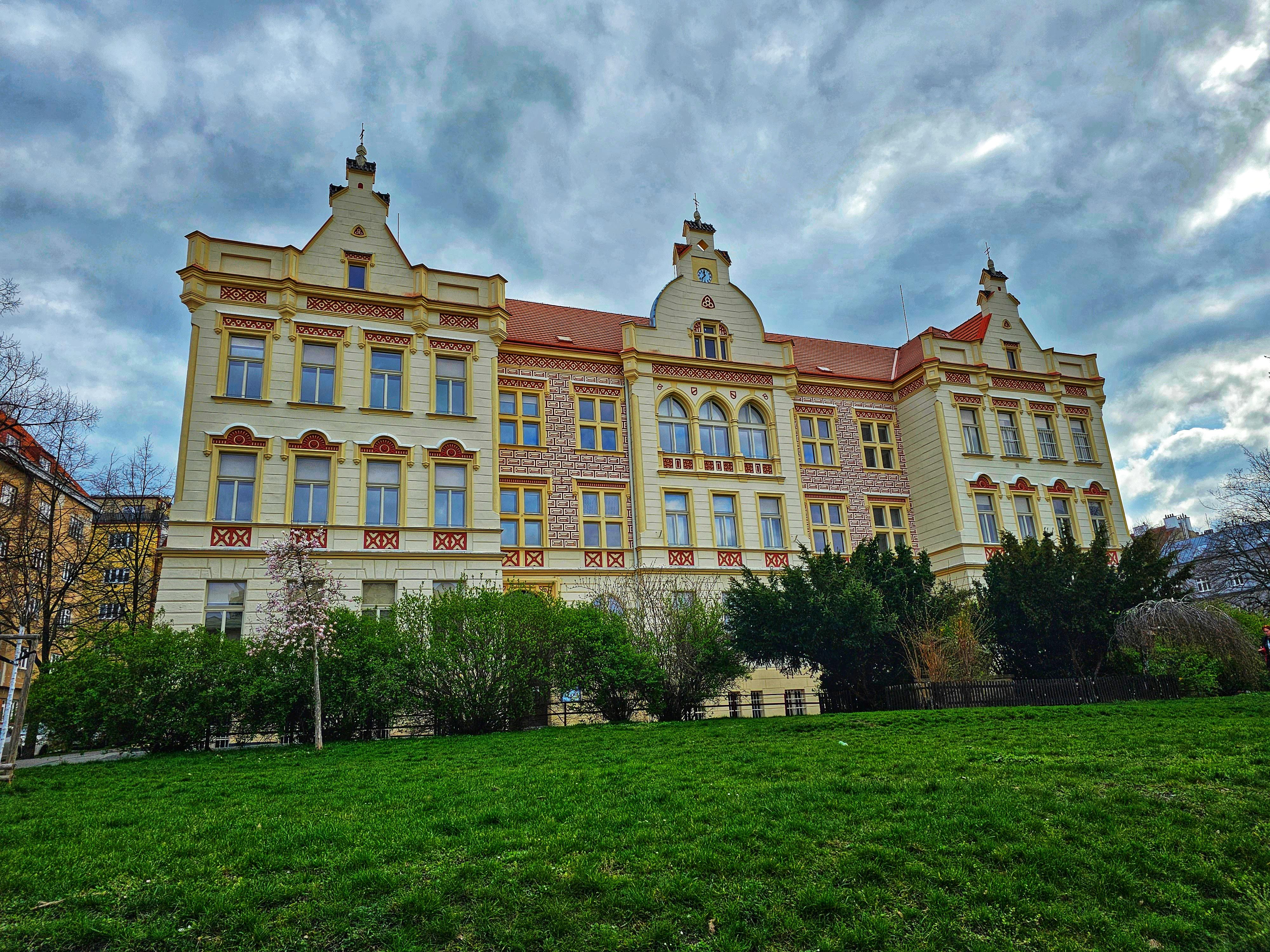 Základní škola, Praha 4, Nedvědovo náměstí 140 foto 3