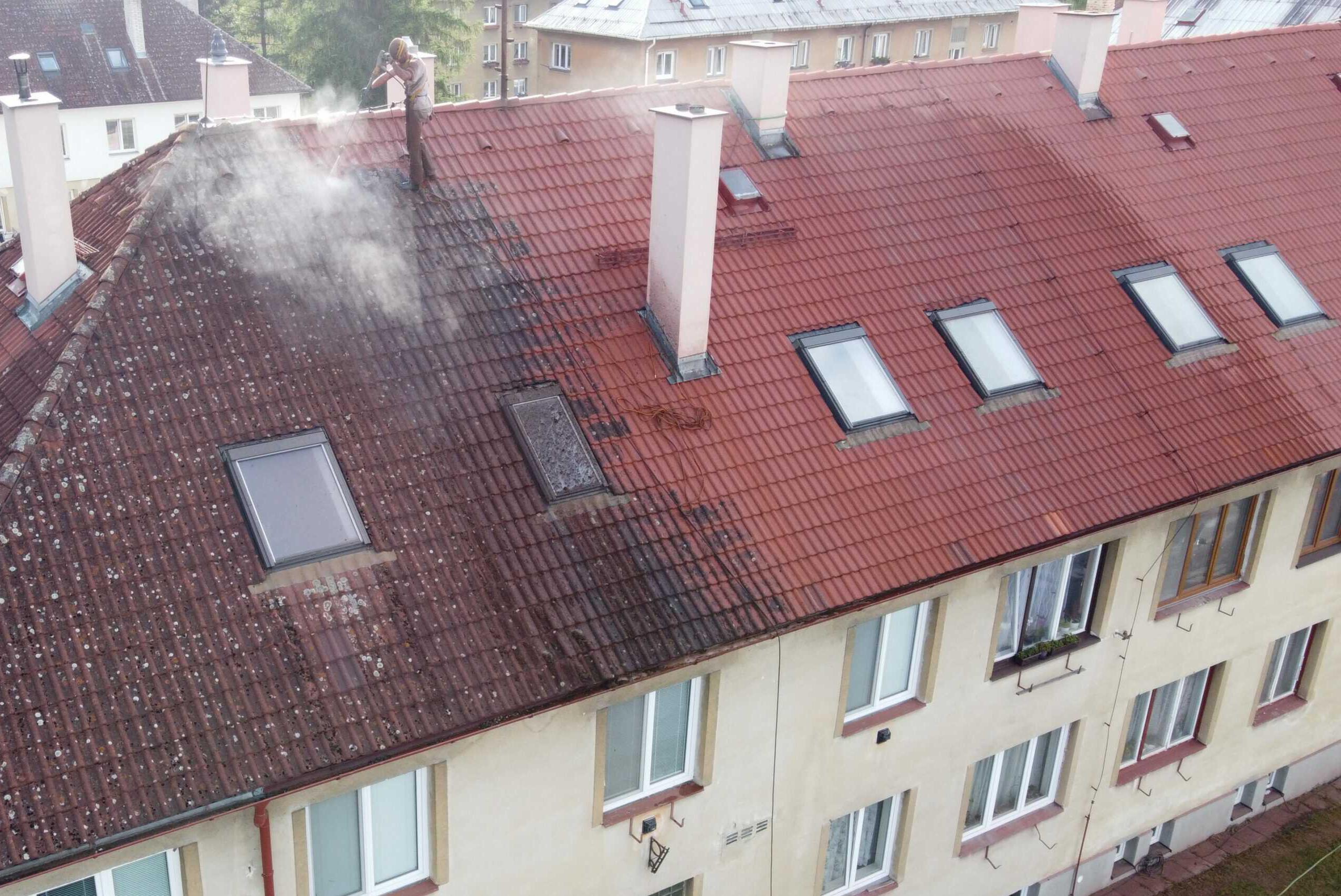 Čištění střechy bytového domu