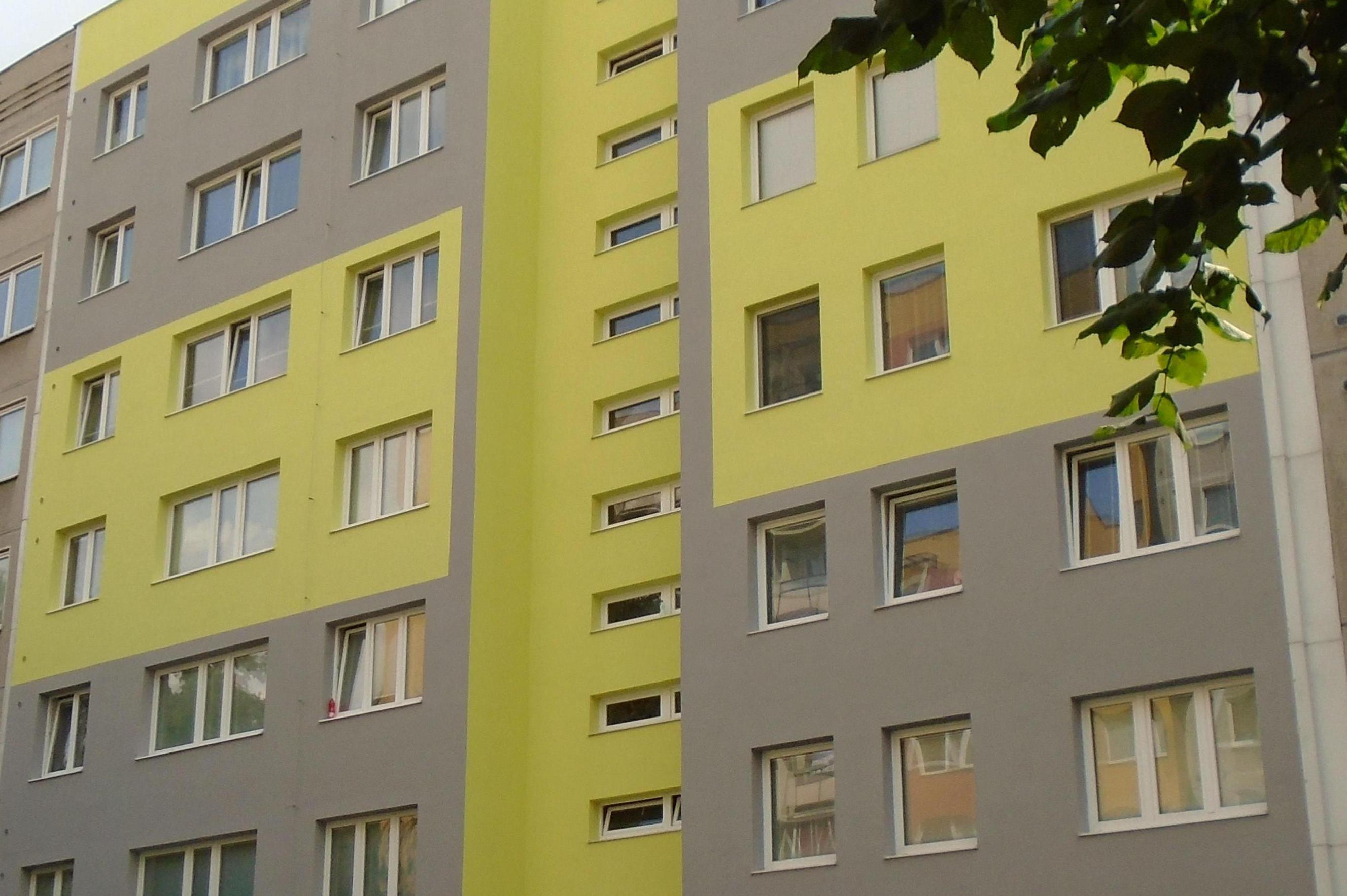 Renovace zateplené fasády 8.podlaž. domu z lešení