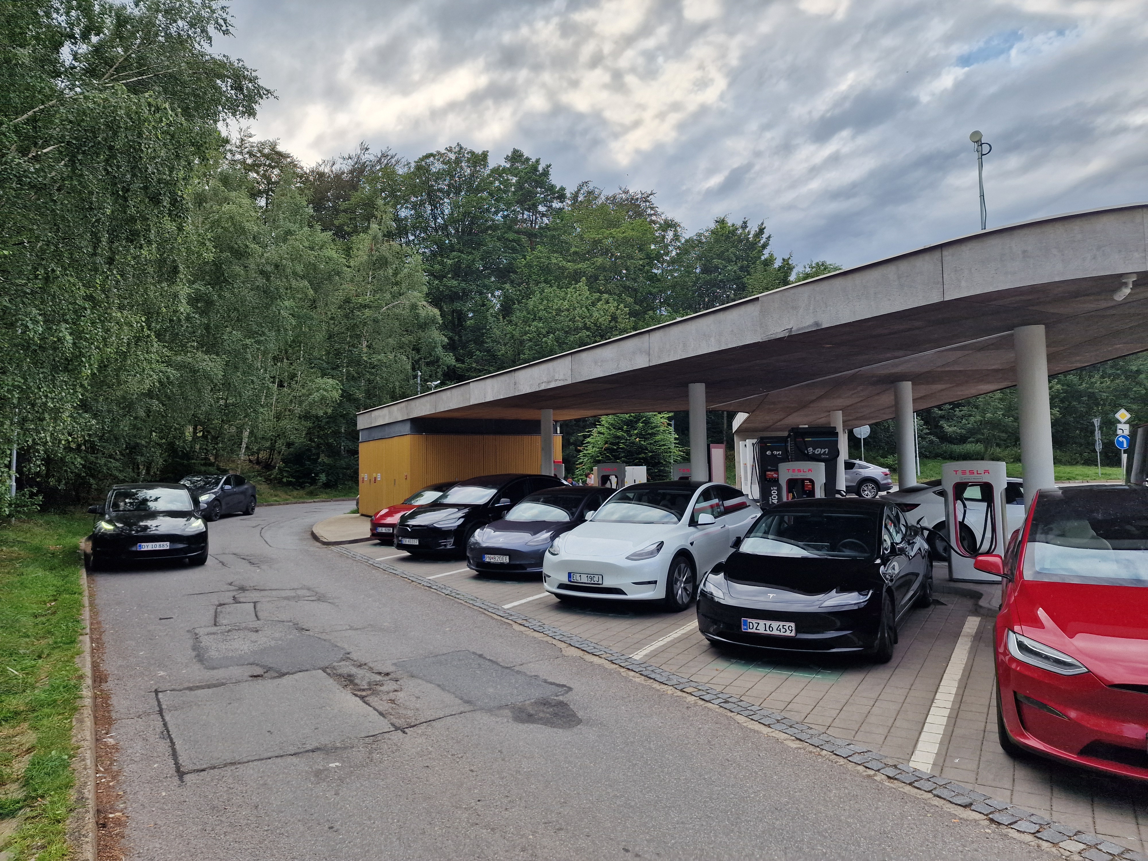 Nabíjecí stanice Tesla supercharger foto 5