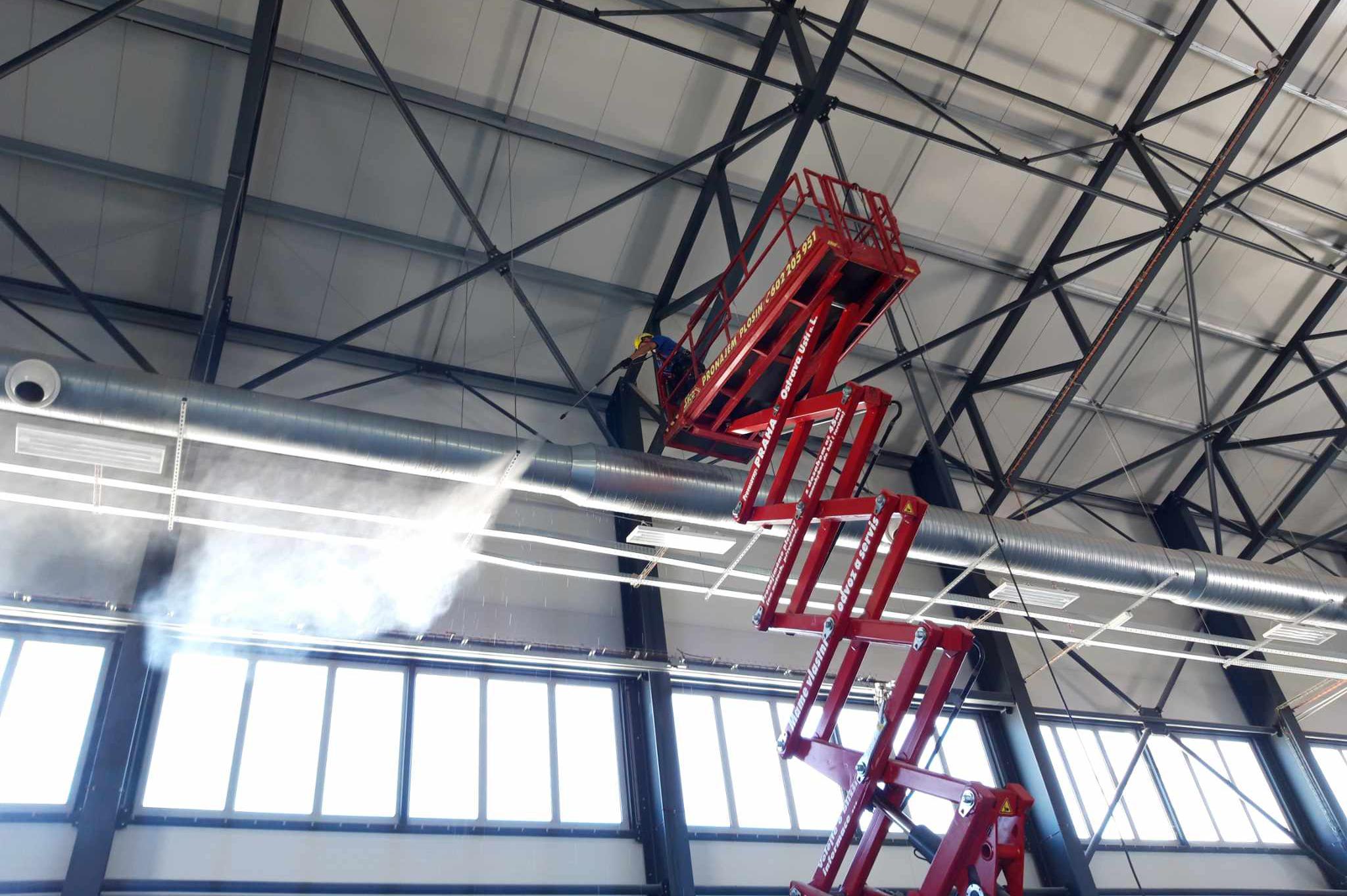 Čištění, údržba, servisní práce konstrukcí a hal