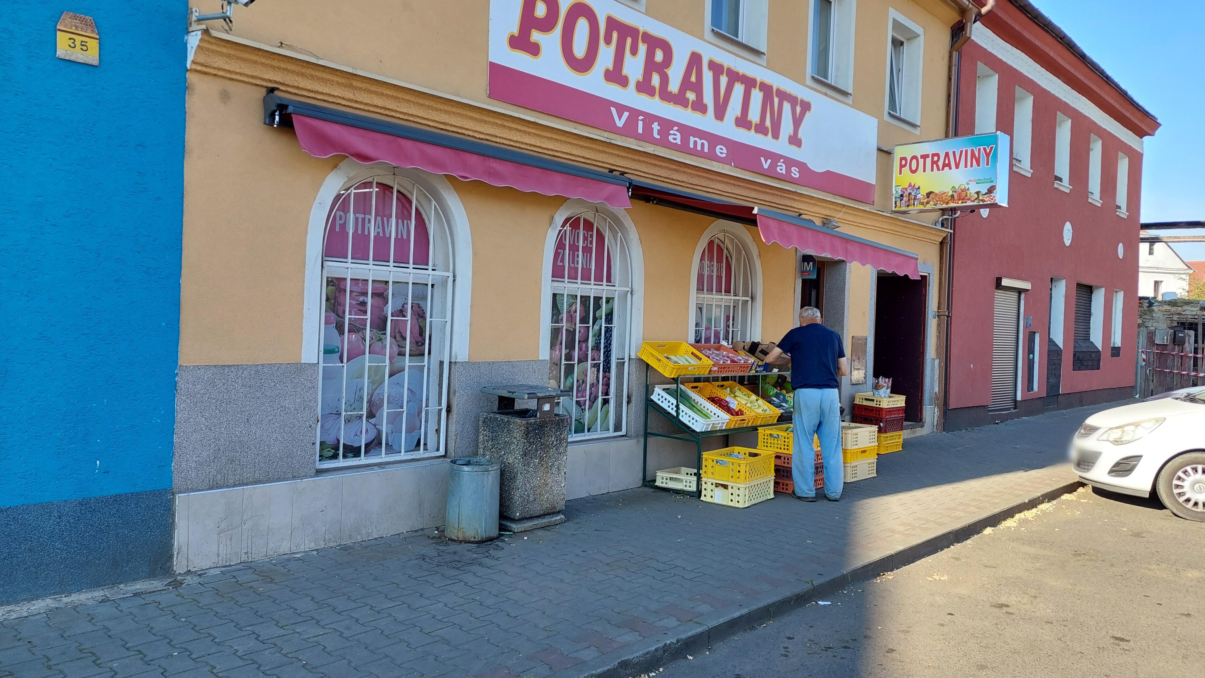 Potraviny u kruhového objezdu