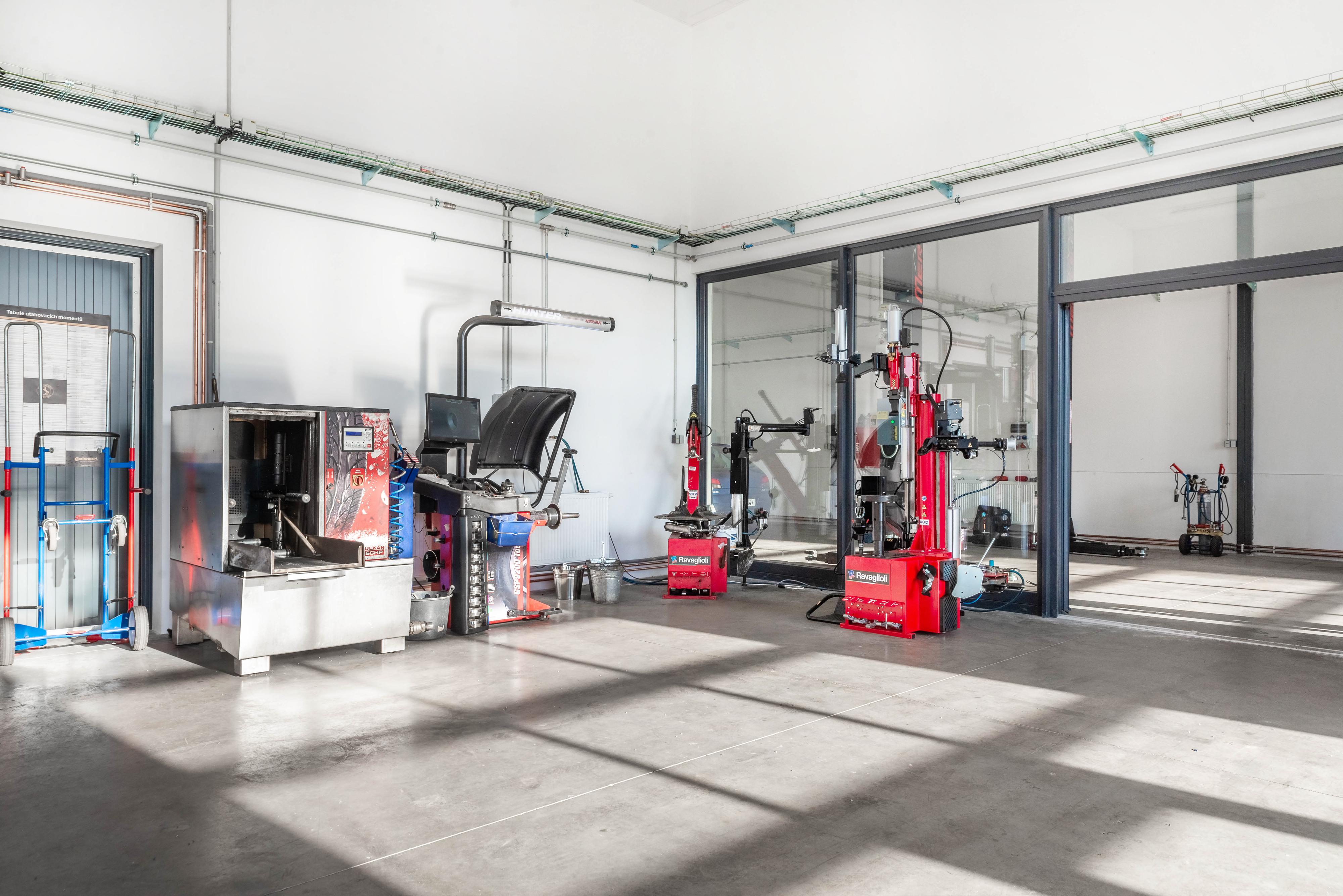 Mertlík.eu - profesionální osobní a nákladní servis foto 3