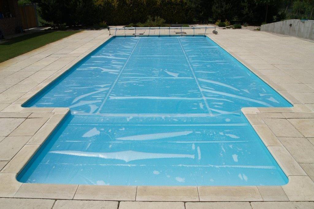 Solární plachty na míru na nestandardní bazény