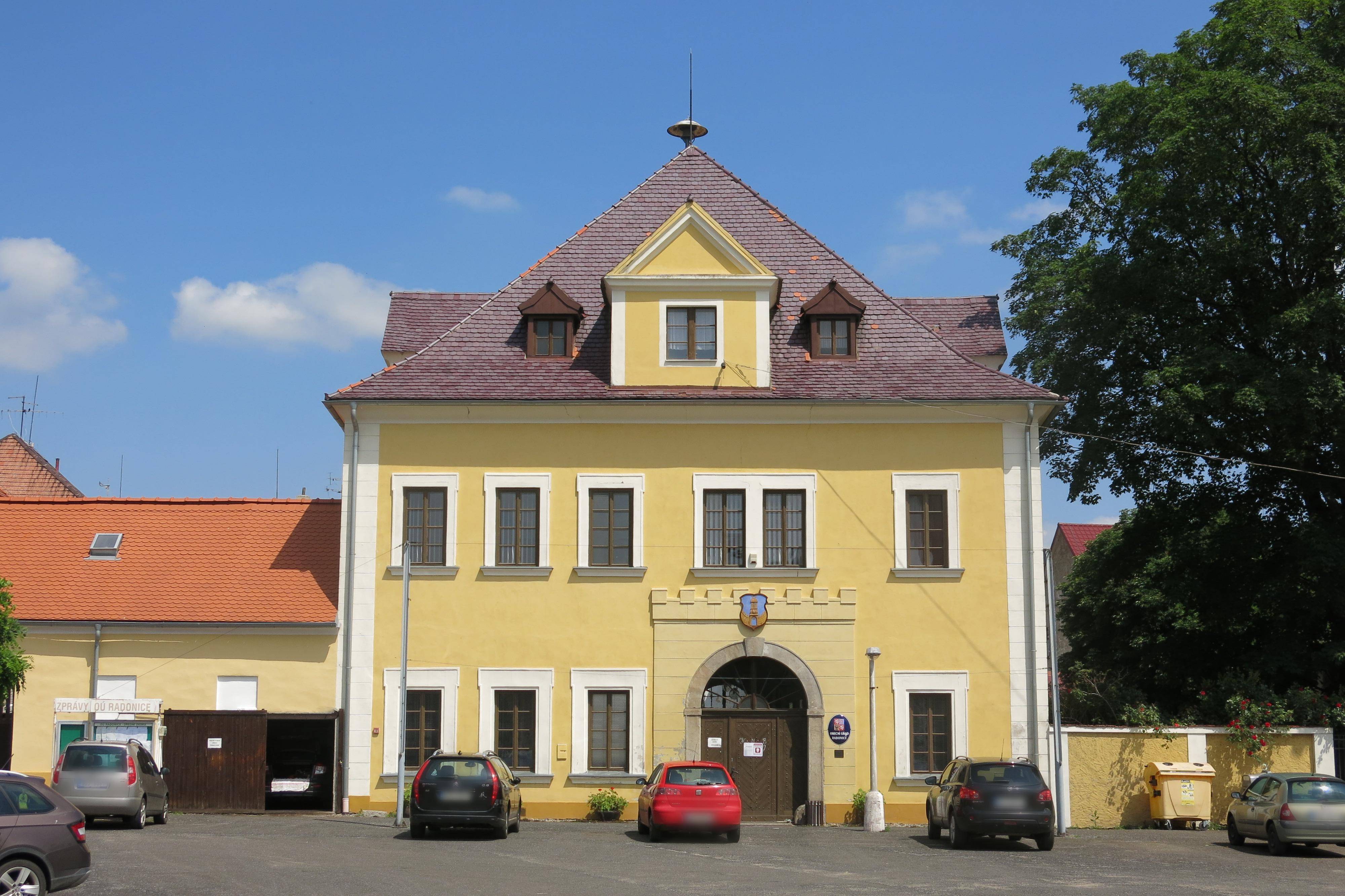 Radonice - obecní úřad foto 2