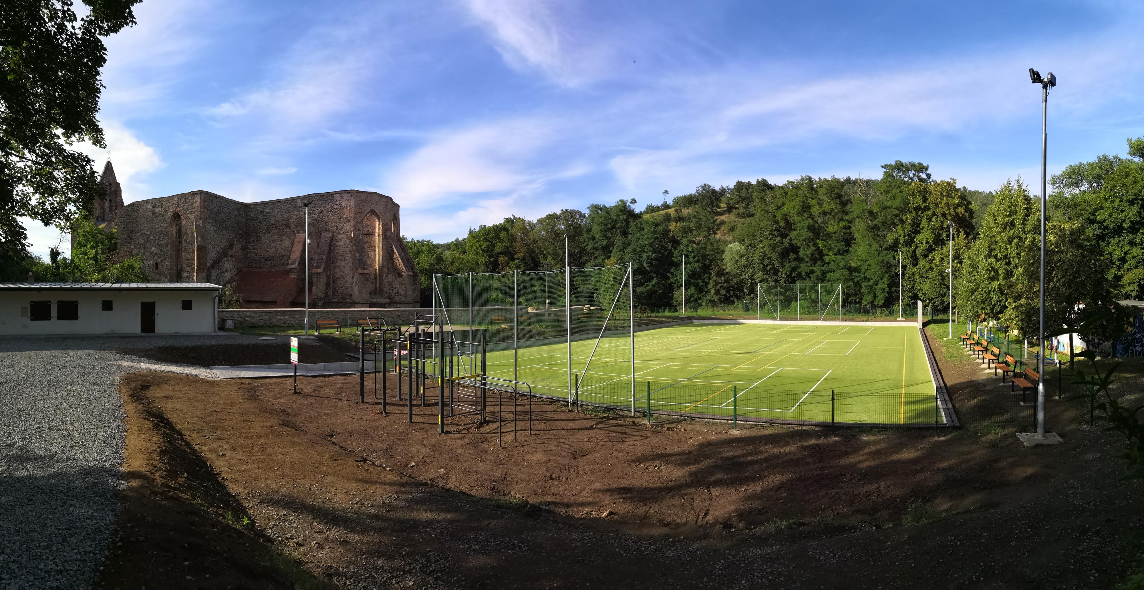 Sportoviště za klášterem Rosa coeli foto 2