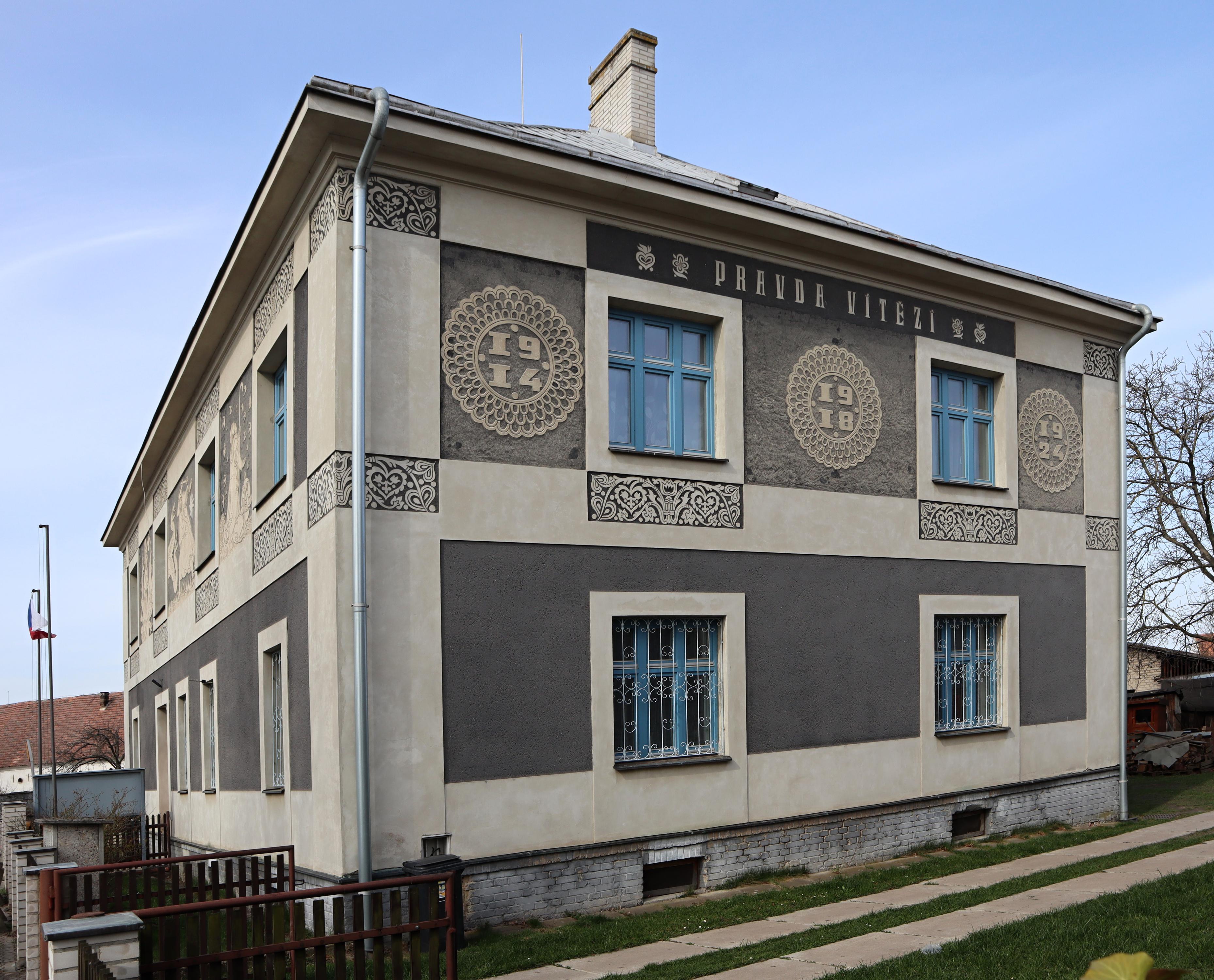 Uhersko - obecní úřad foto 2