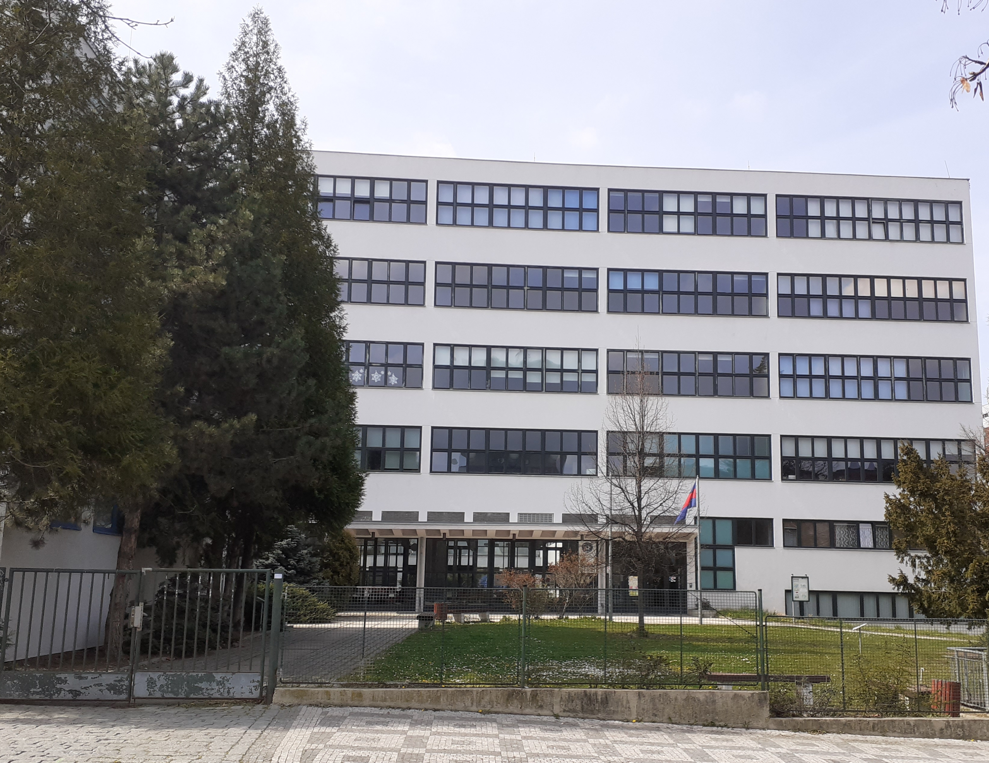 ZŠ a MŠ Praha 6, Bílá foto 2