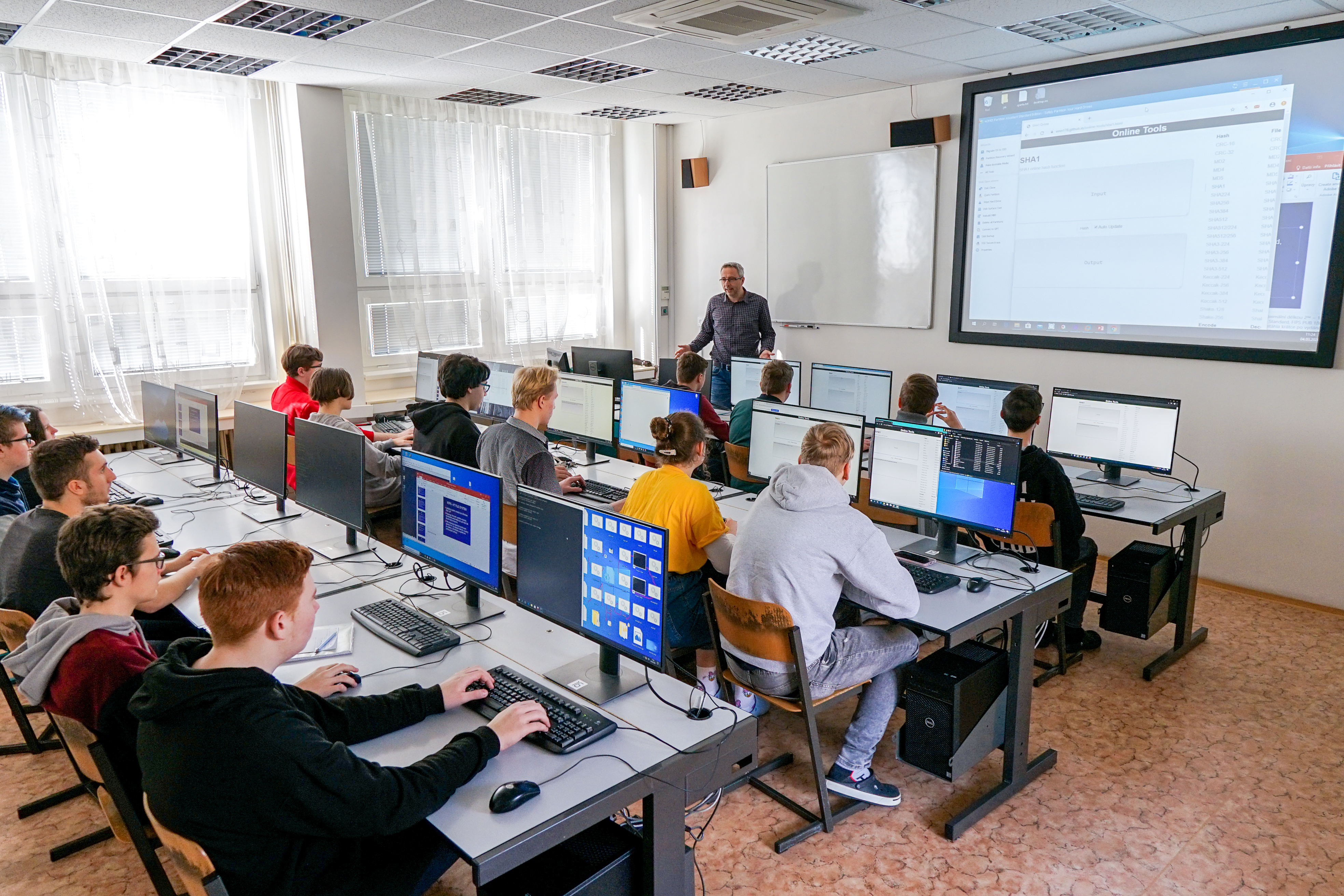 Soukromá střední škola výpočetní techniky foto 2