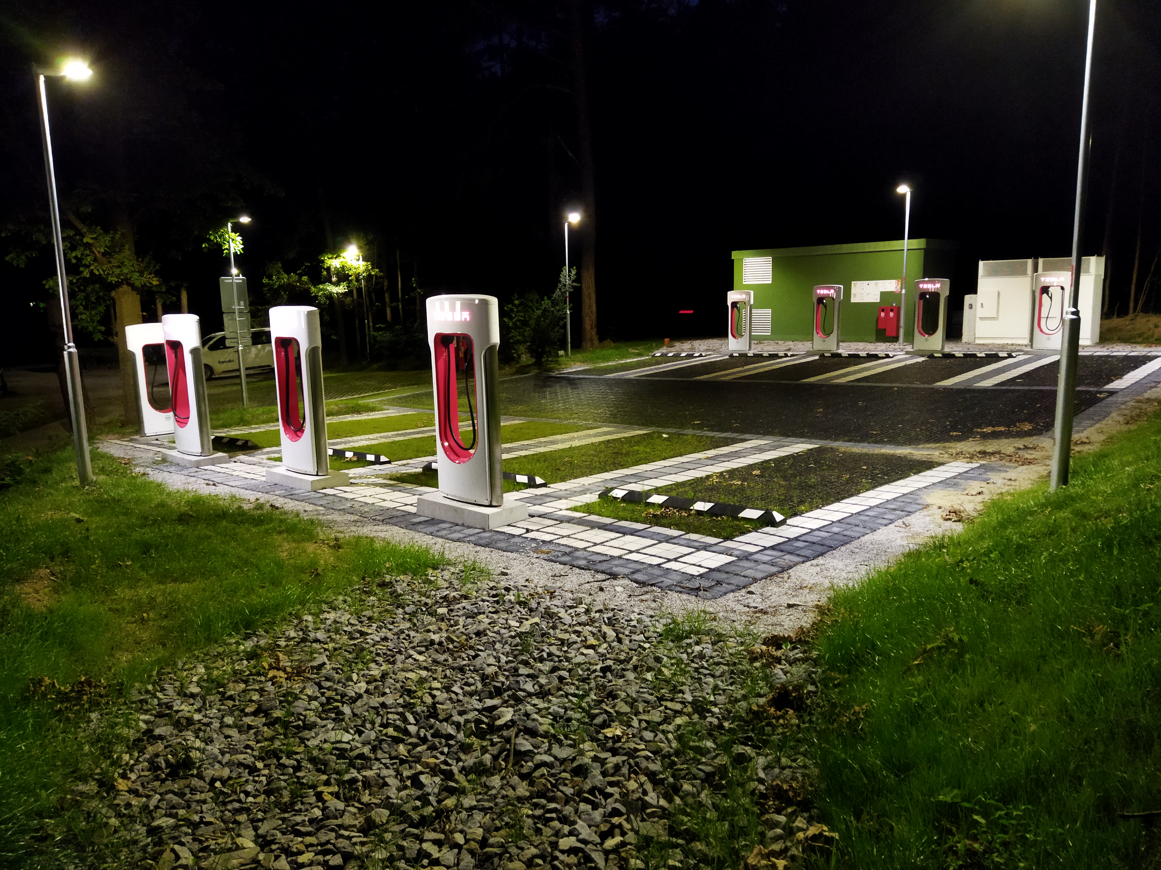 Nabíjecí stanice Tesla supercharger foto 3