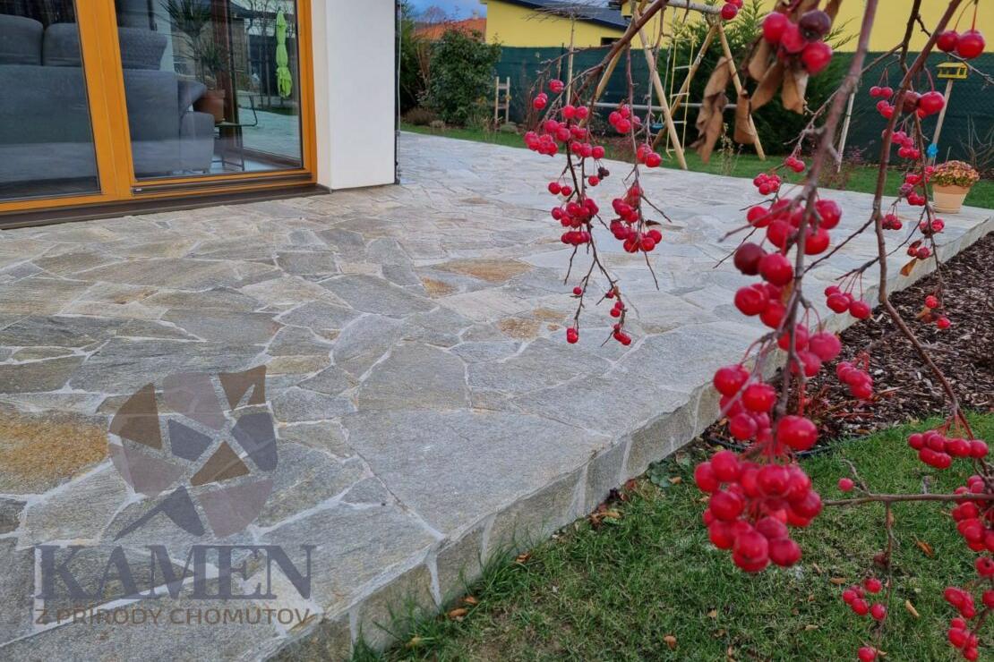 Dlažba z přírodního kamene