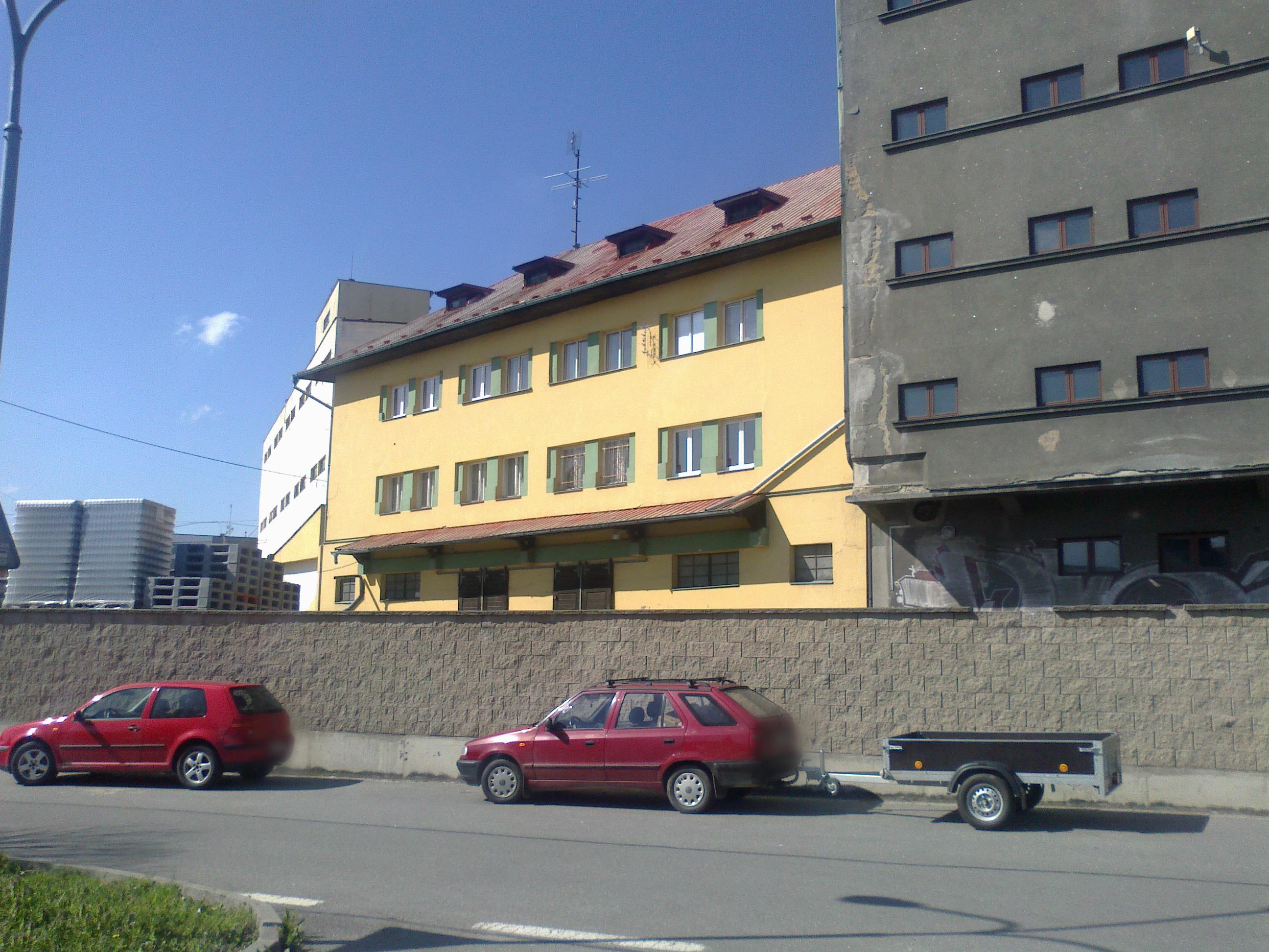 Obchod VLASTA - kancelářská budova foto 3