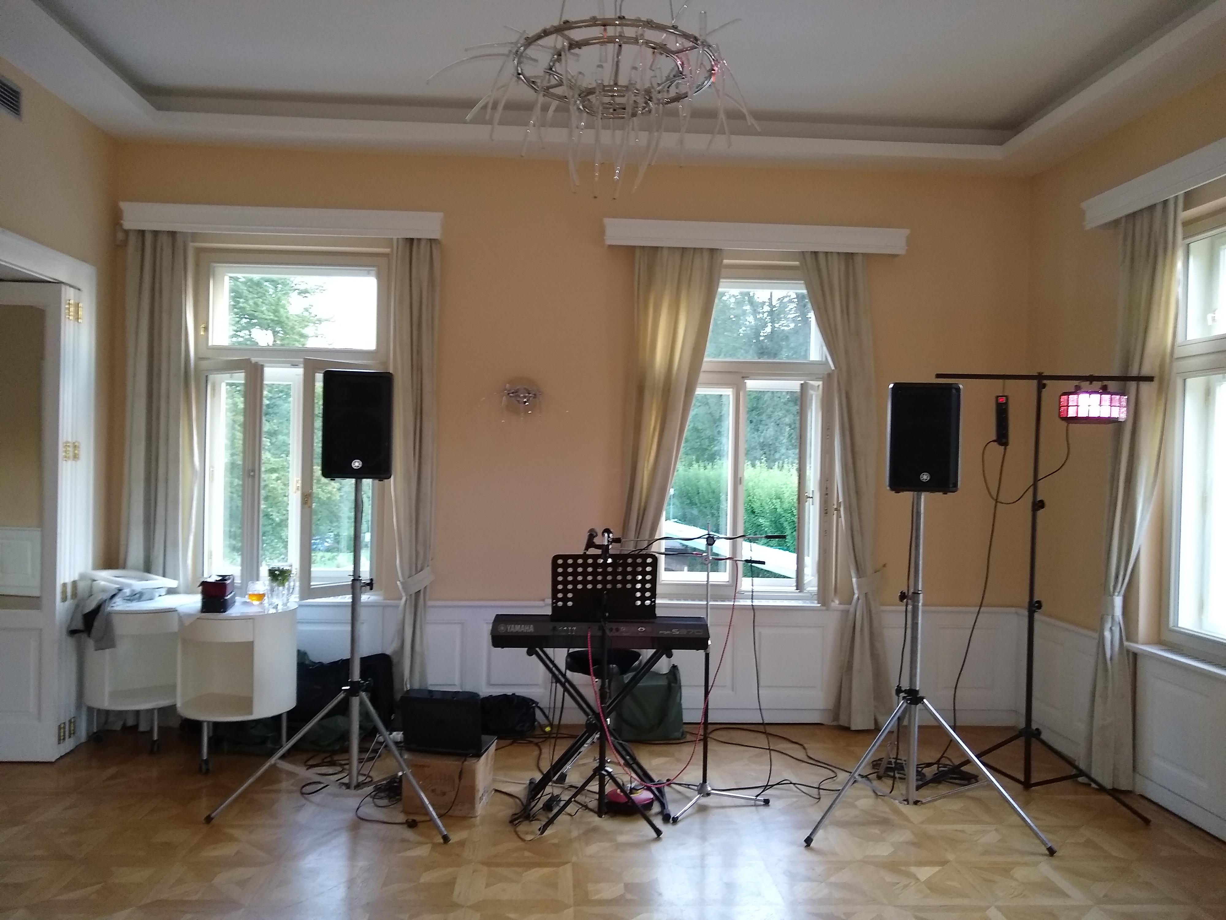 Živá hudba (klávesy, zpěv - Nikola Hamplová) foto 2