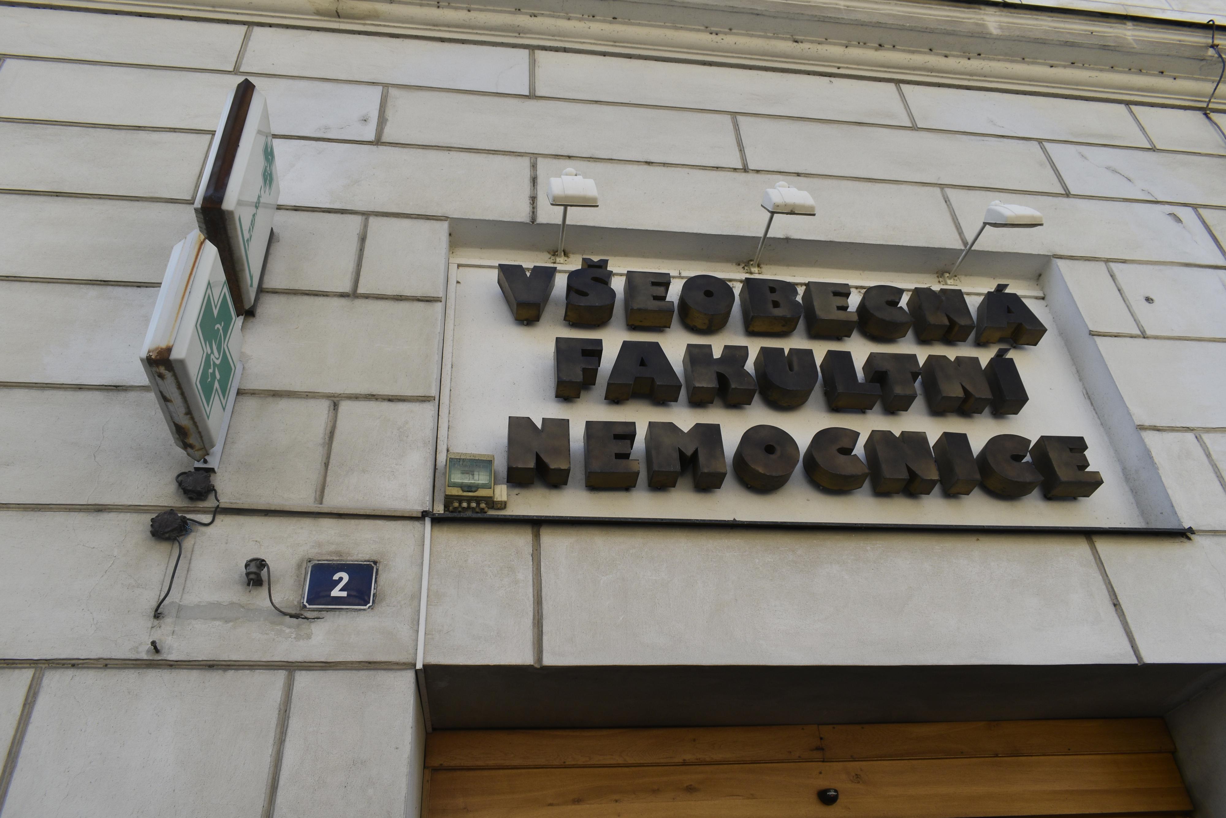 Nemocniční lékárna VFN v Praze foto 3