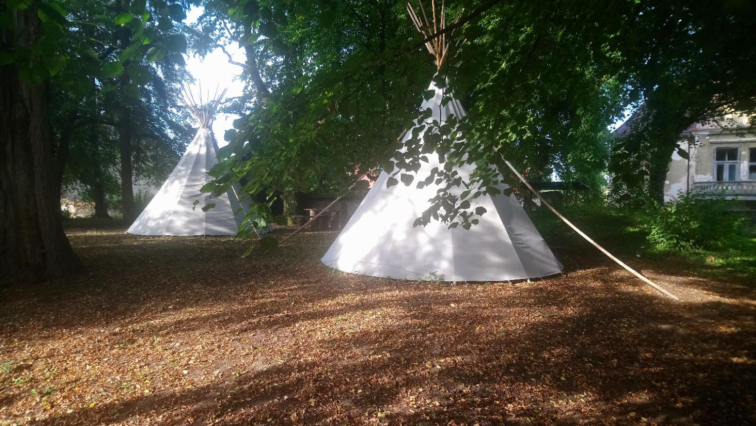 Teepee v zámecké zahradě
