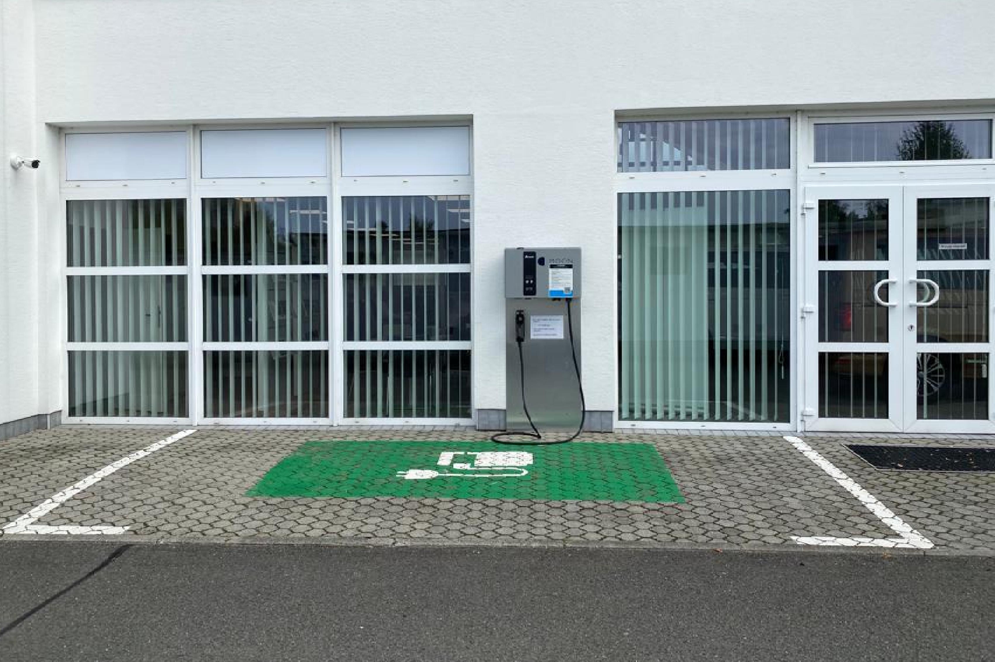 EURO CAR Zlín člen skupiny AUTO UH s.r.o. - nabíjecí stanice