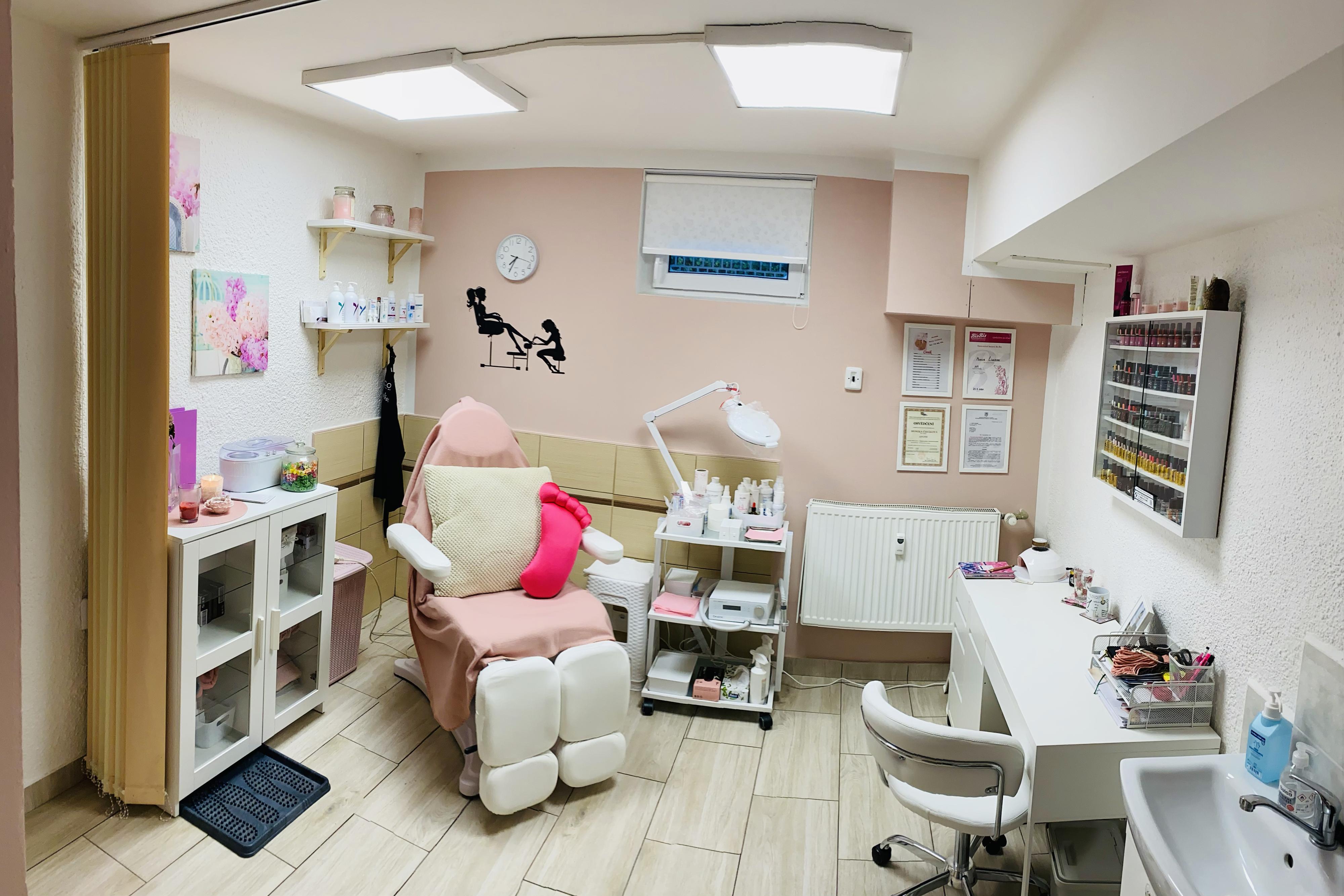 Pedikúra-manikúra Monča