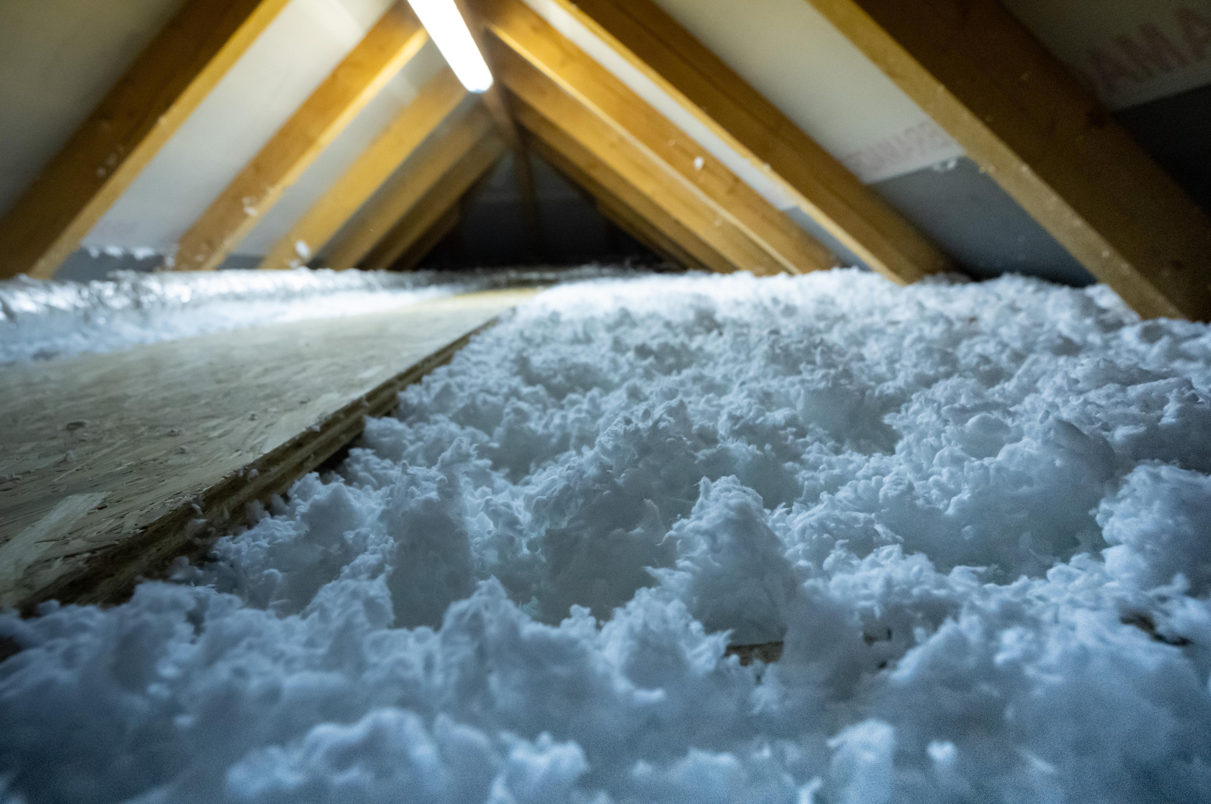 Nafoukaná s.r.o. - foukaná izolace - zateplení půdy, stropů, stěn ad.