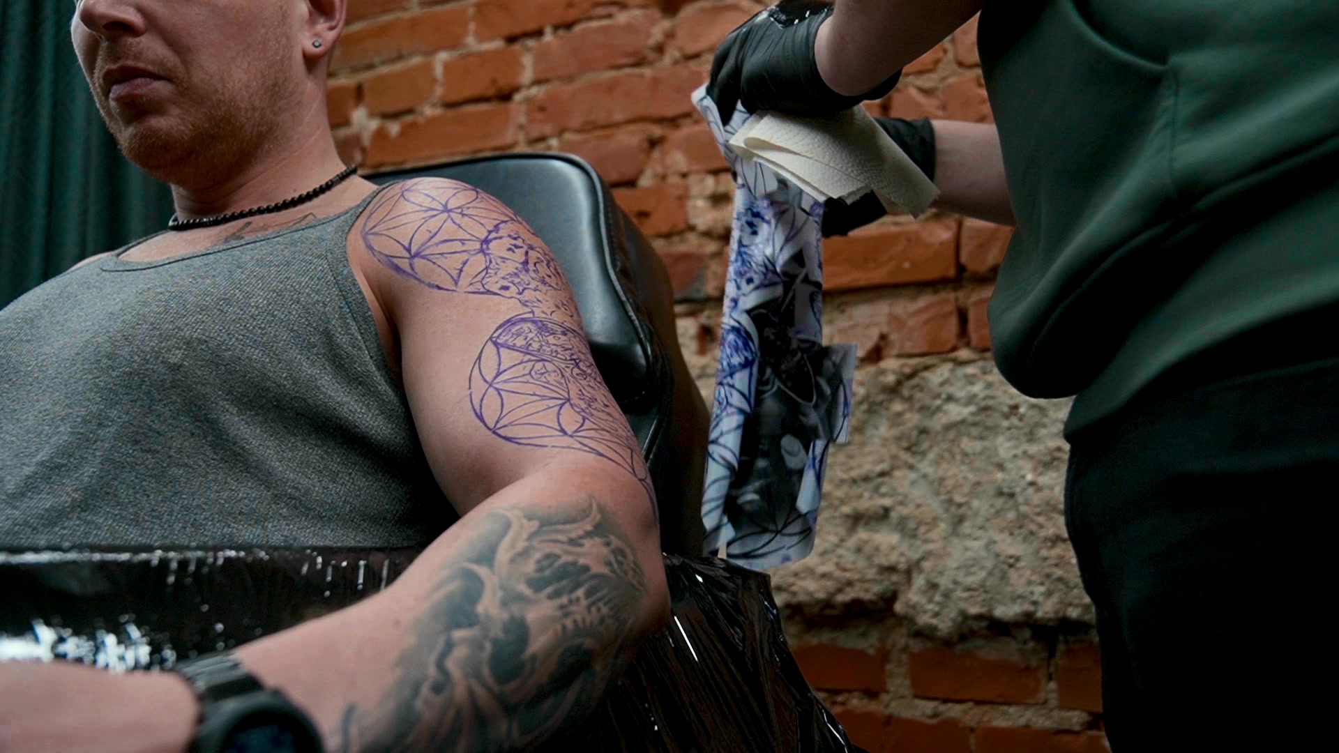 URBÁNEK TATTOO & BARBER foto 2 (náhled videa)