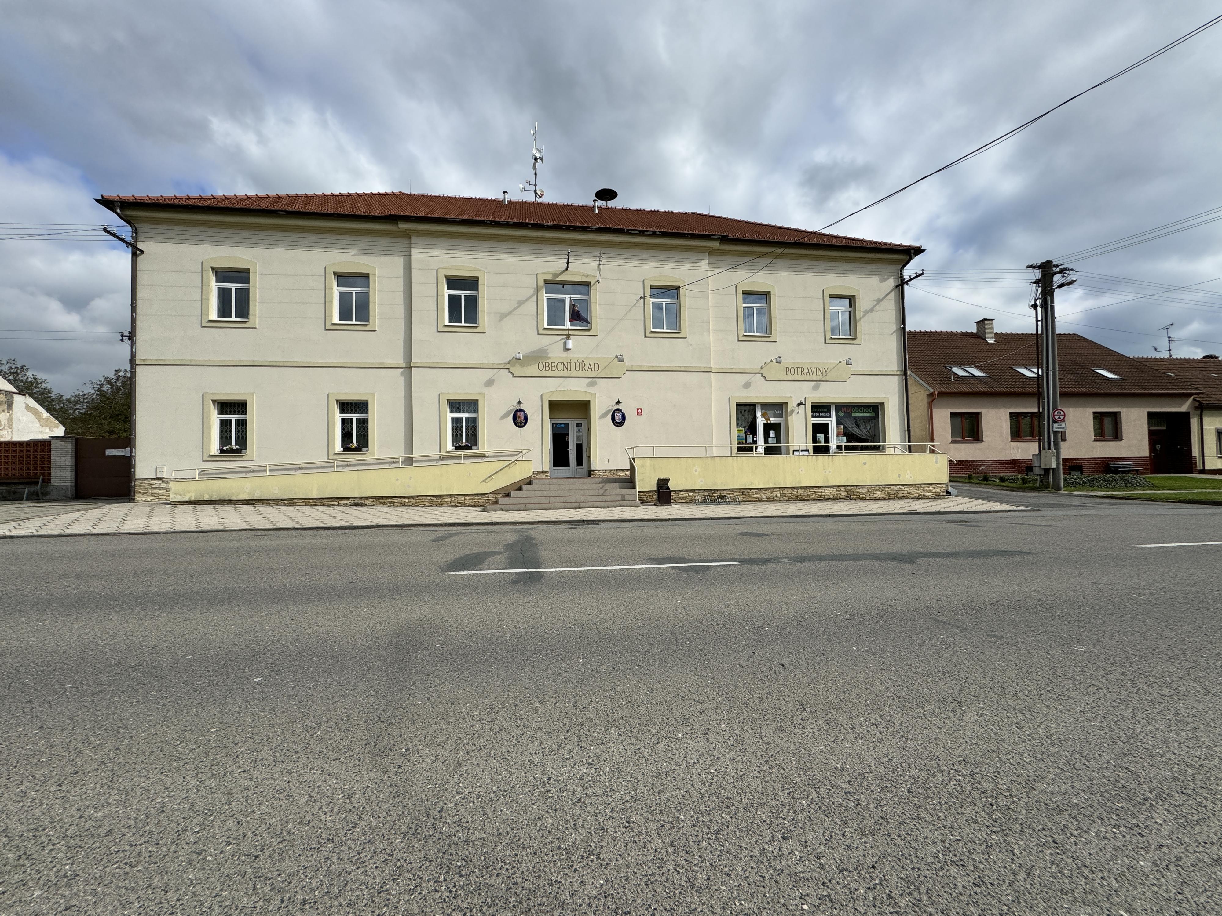 Šaratice - obecní úřad foto 2