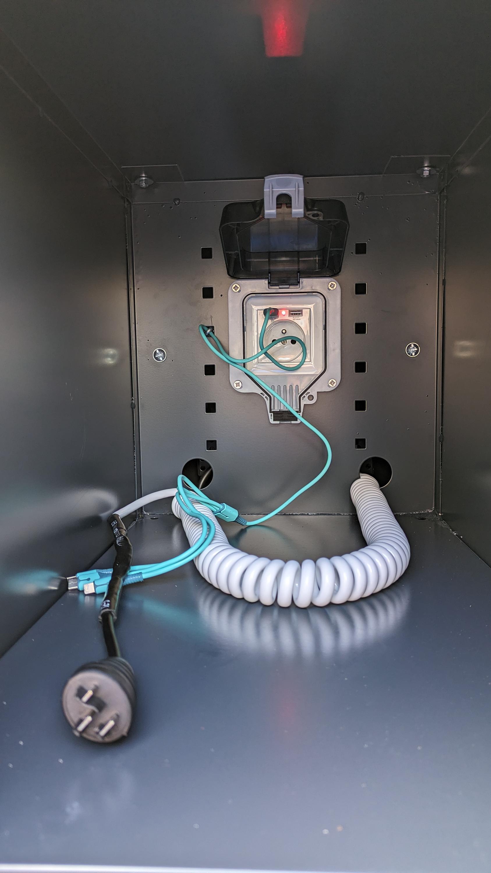 Nabíjecí stanice pro elektrokola a mobilní zařízení foto 2