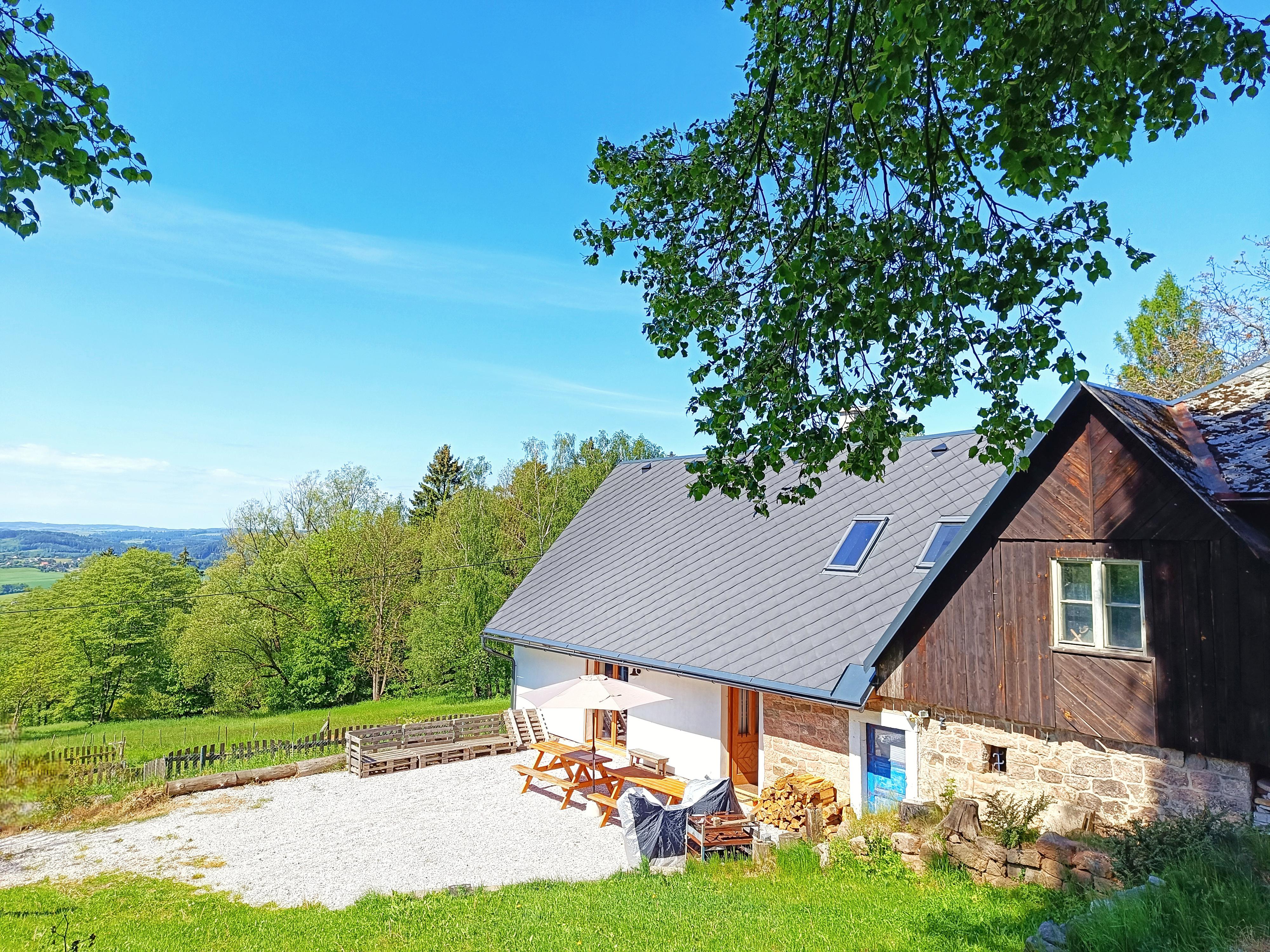 Chaloupka pod lípou