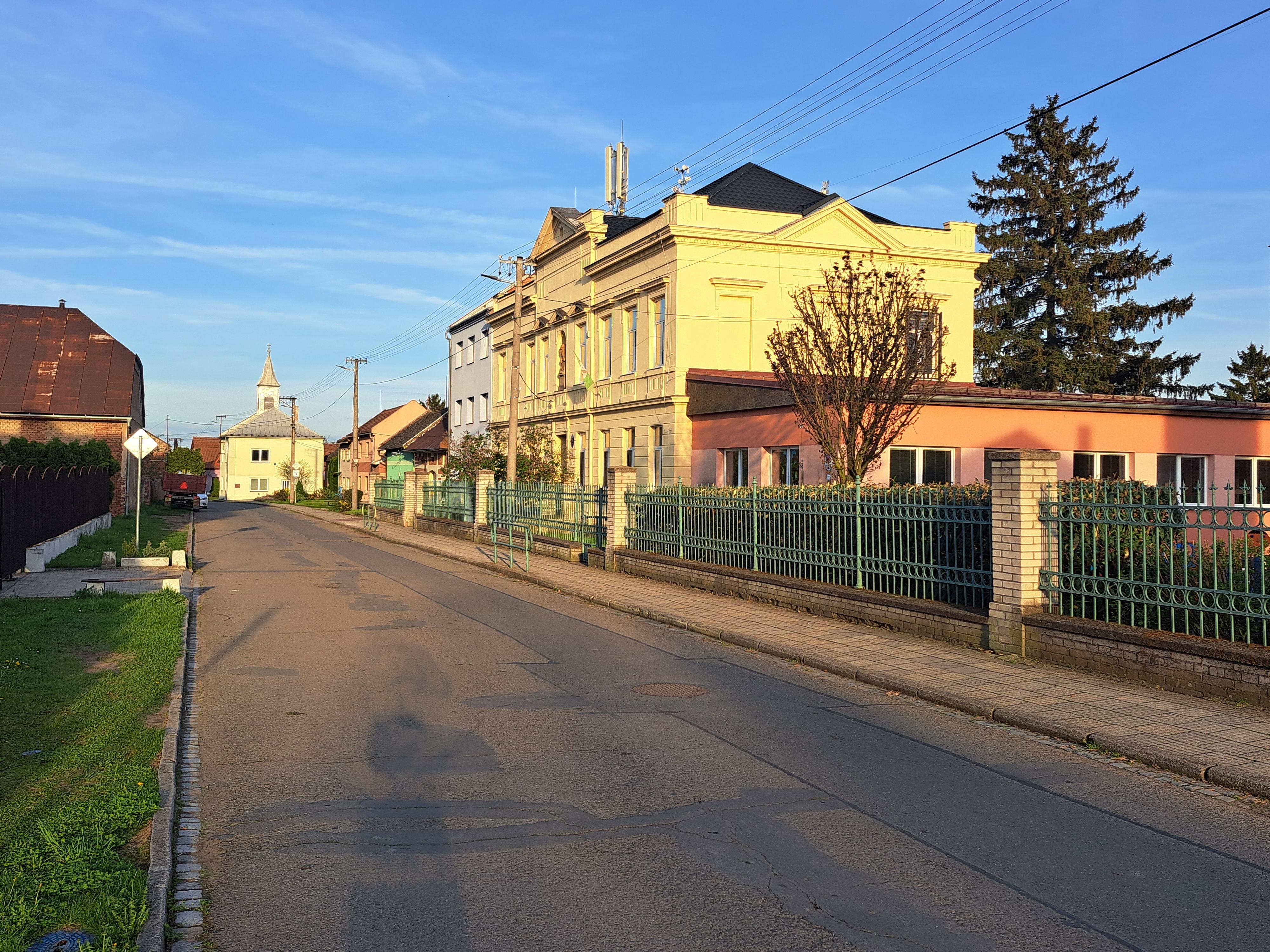 Uhřičice - obecní úřad foto 3