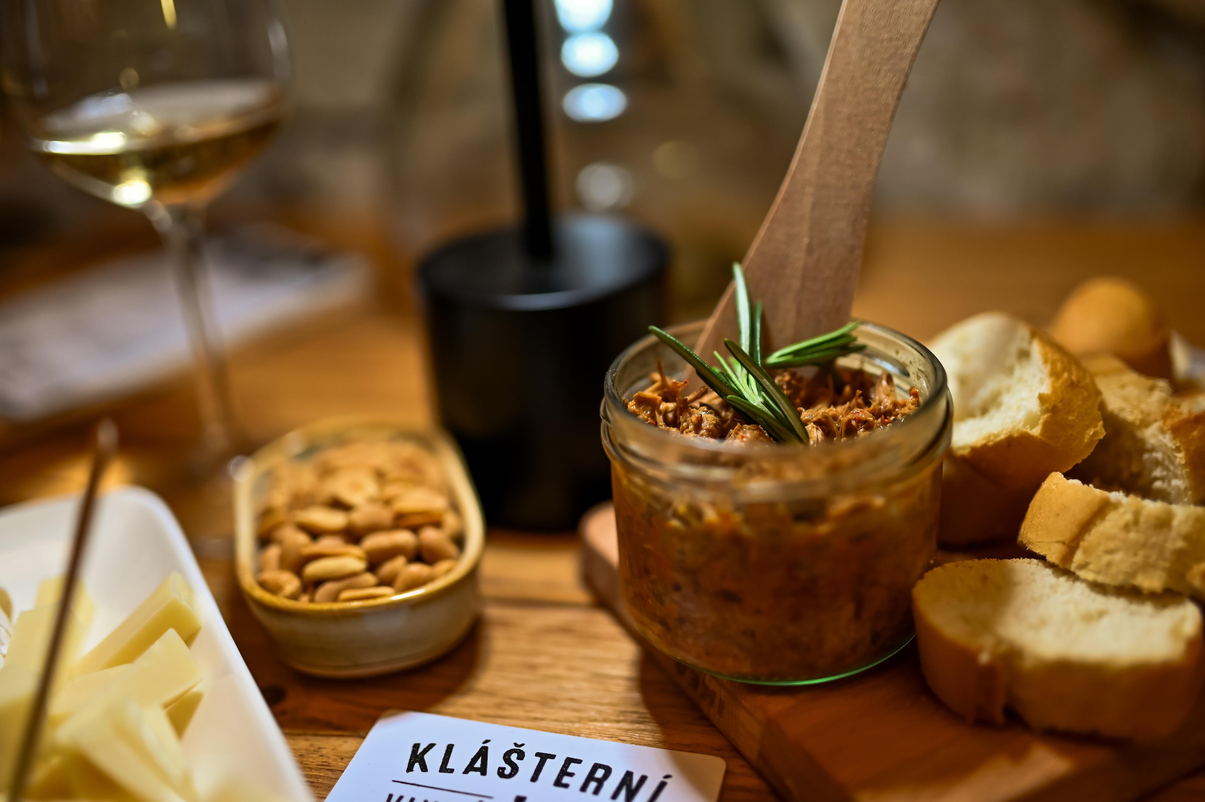 Klášterní vinný bar ZiJUViNEM foto 3