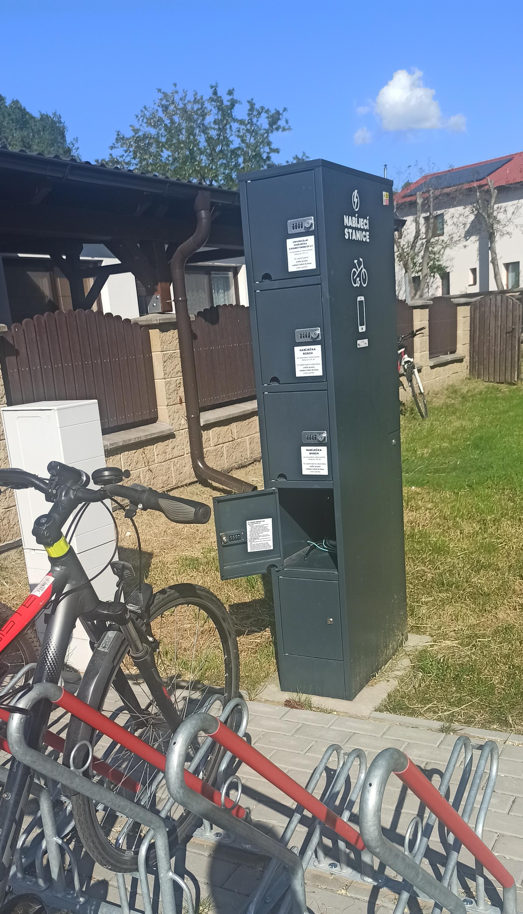 Nabíjecí stanice pro elektrokola a mobilní zařízení foto 2