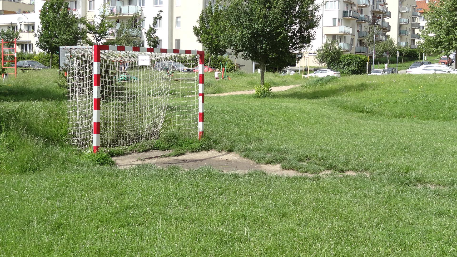 Fotbalové hřiště V Újezdech foto 2