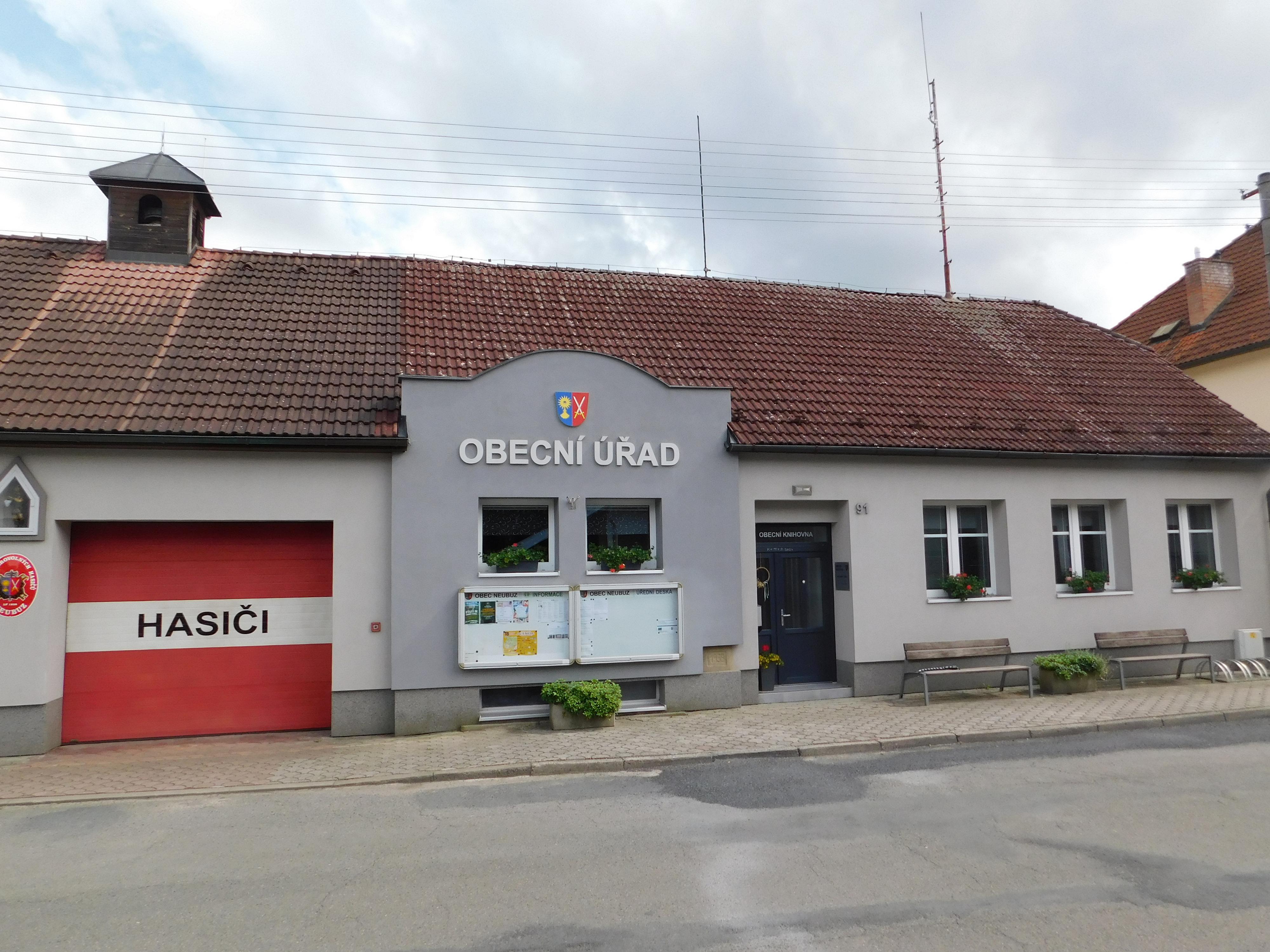 Neubuz - obecní úřad foto 2