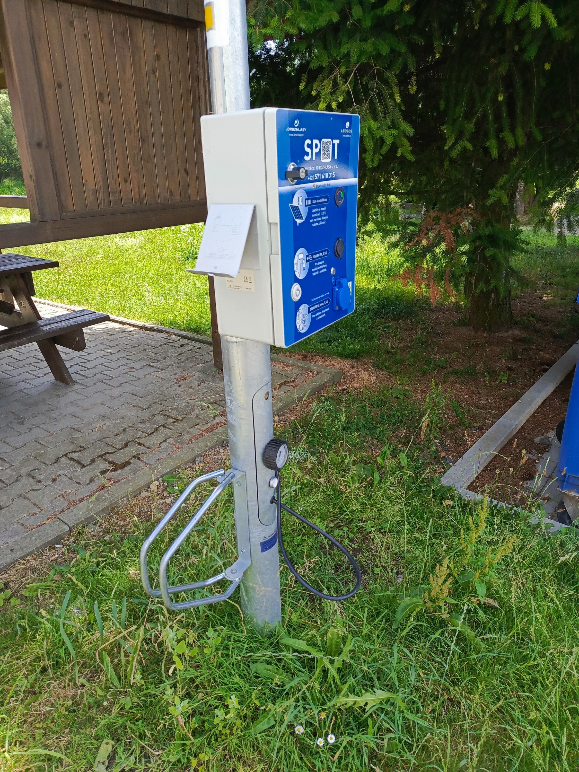Multifunkční nabíjecí stanice SPOT" foto 3