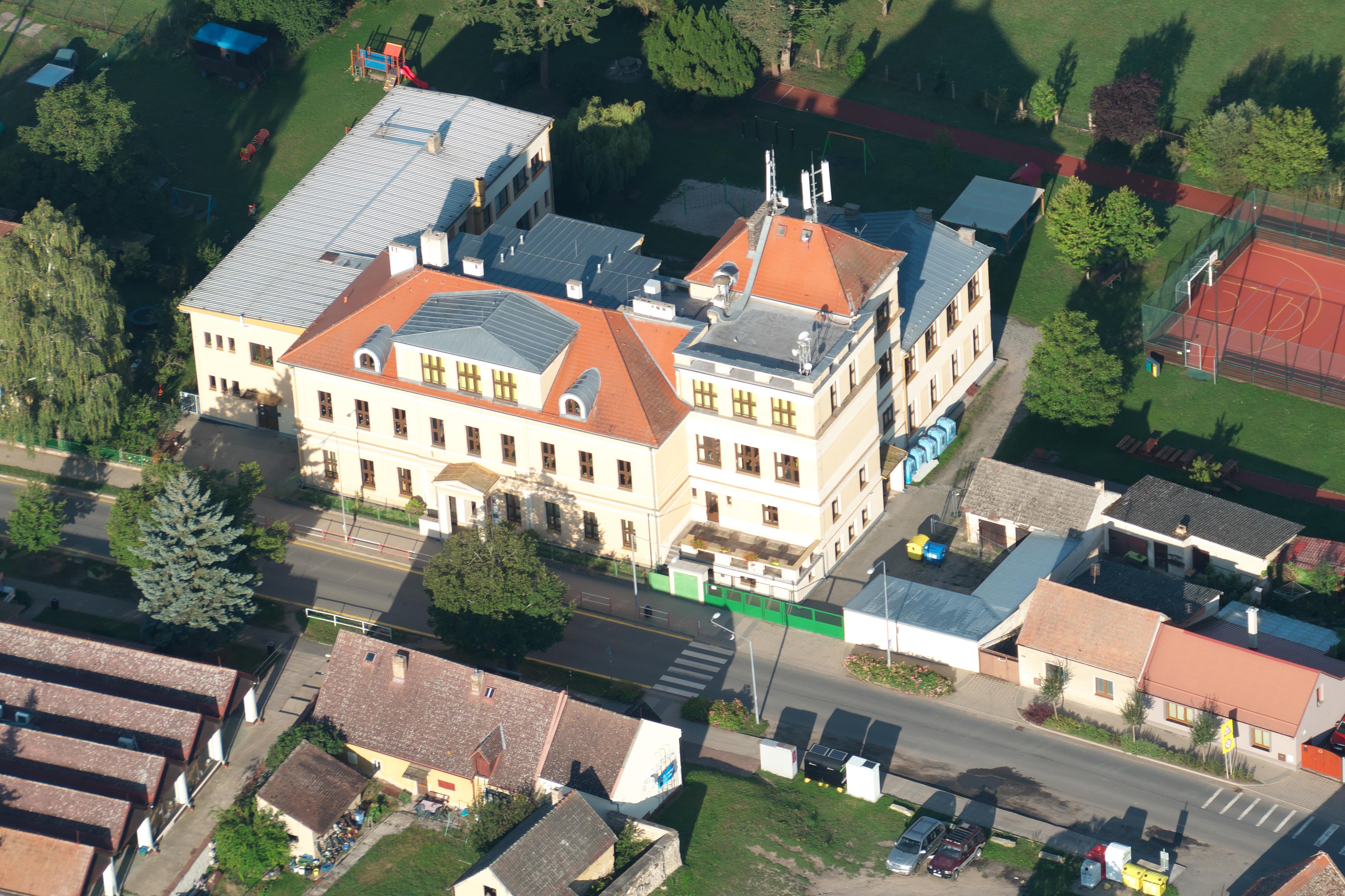 Základní škola a mateřská škola Přerov nad Labem foto 2