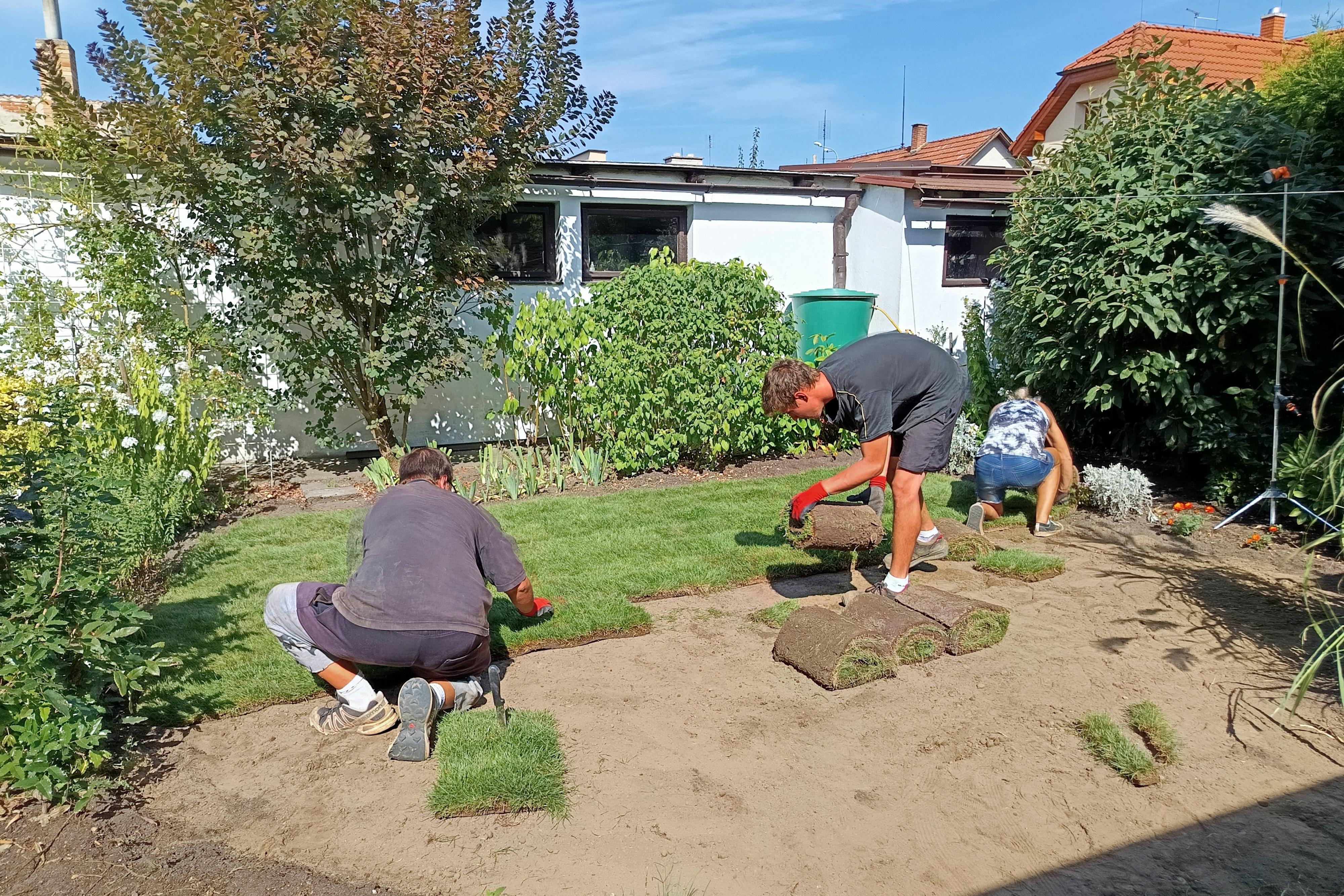 Pokládka travních koberců